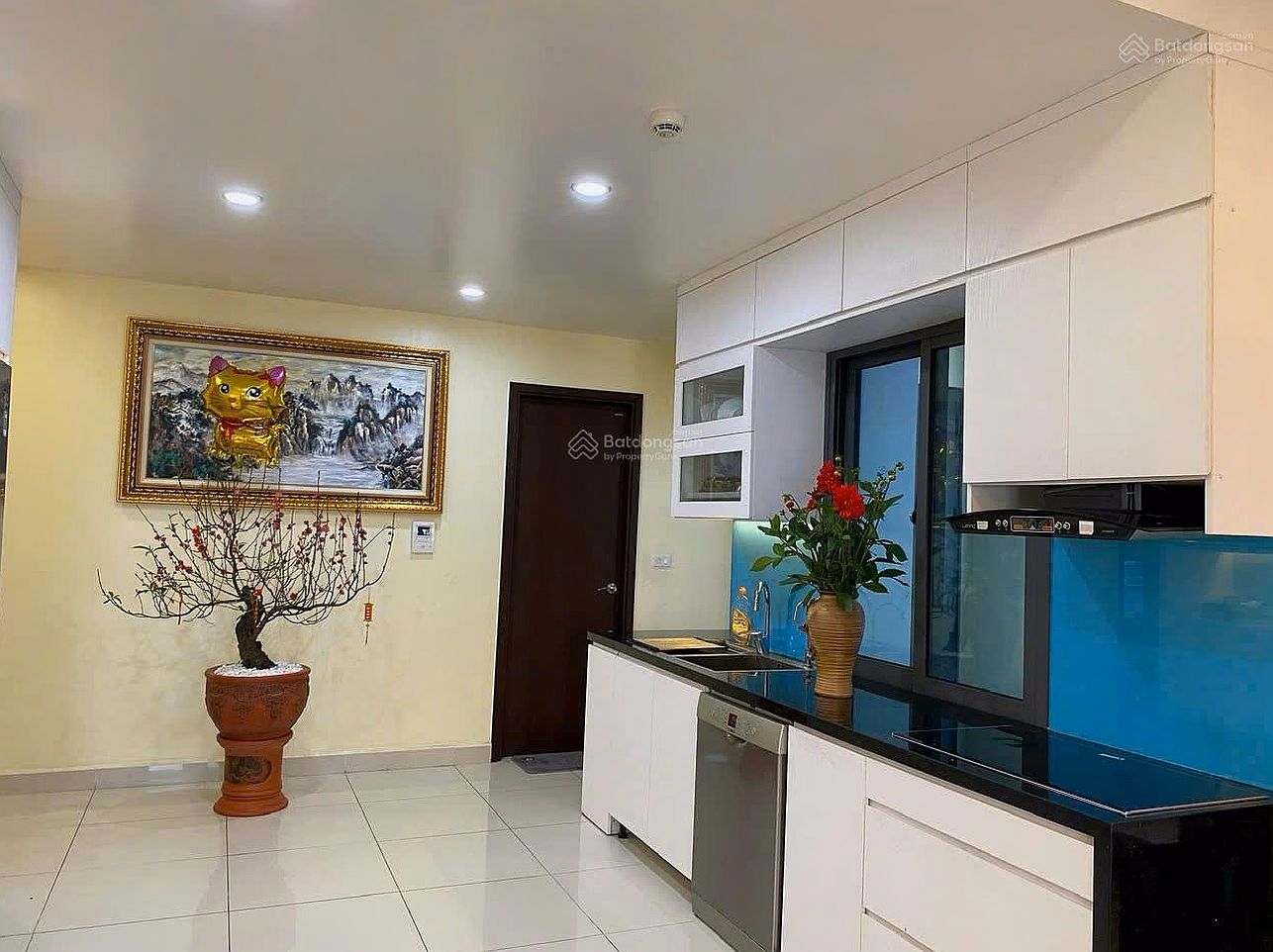 The owner sold at a loss a 3-bedroom apartment next to Sky Central building, 176 Dinh Cong