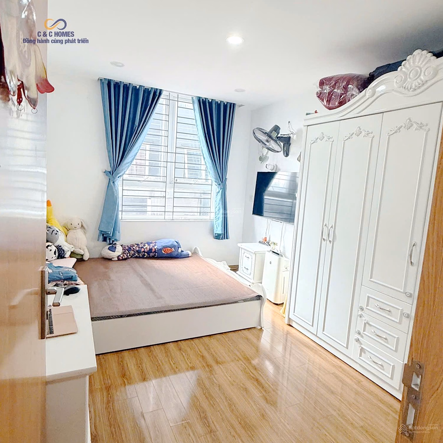 Need to sell 2 bedroom apartment located on the corner of the building for only 5.9 billion, negotiable