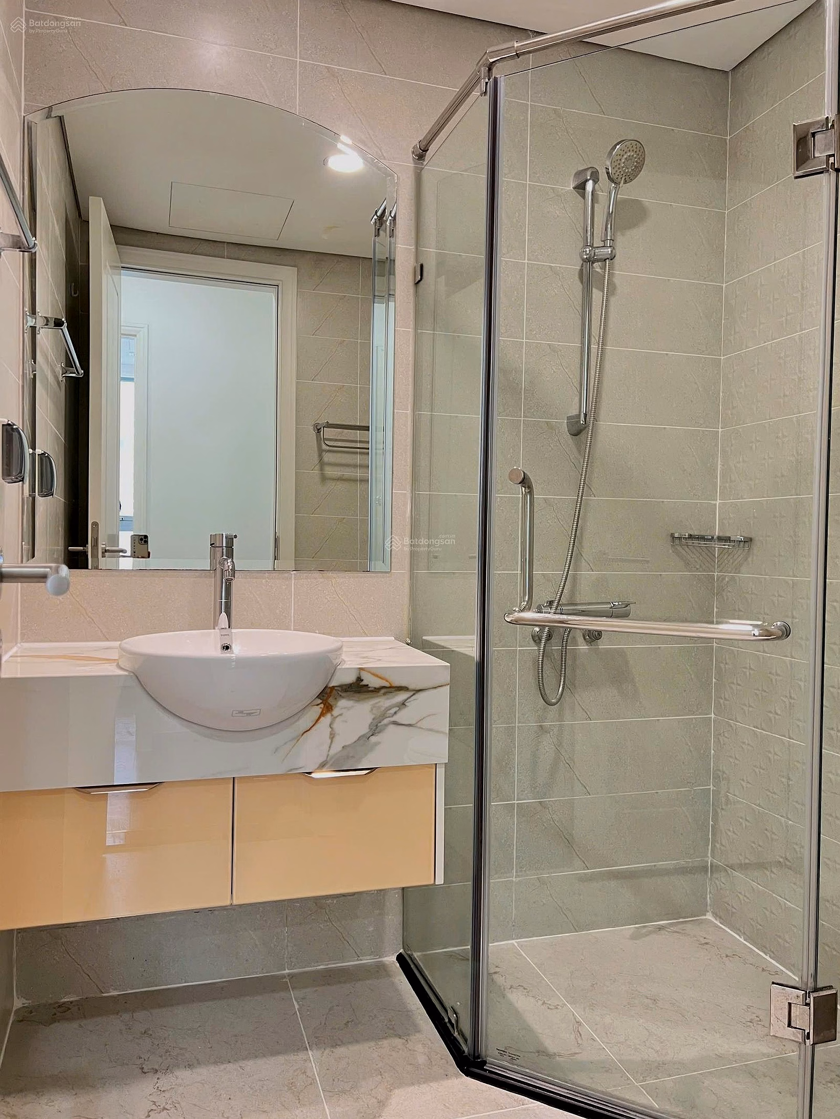Vinhomes Central Park apartment for sale, 120m2, 3 bedrooms, 2 bathrooms, fully furnished, prestigious