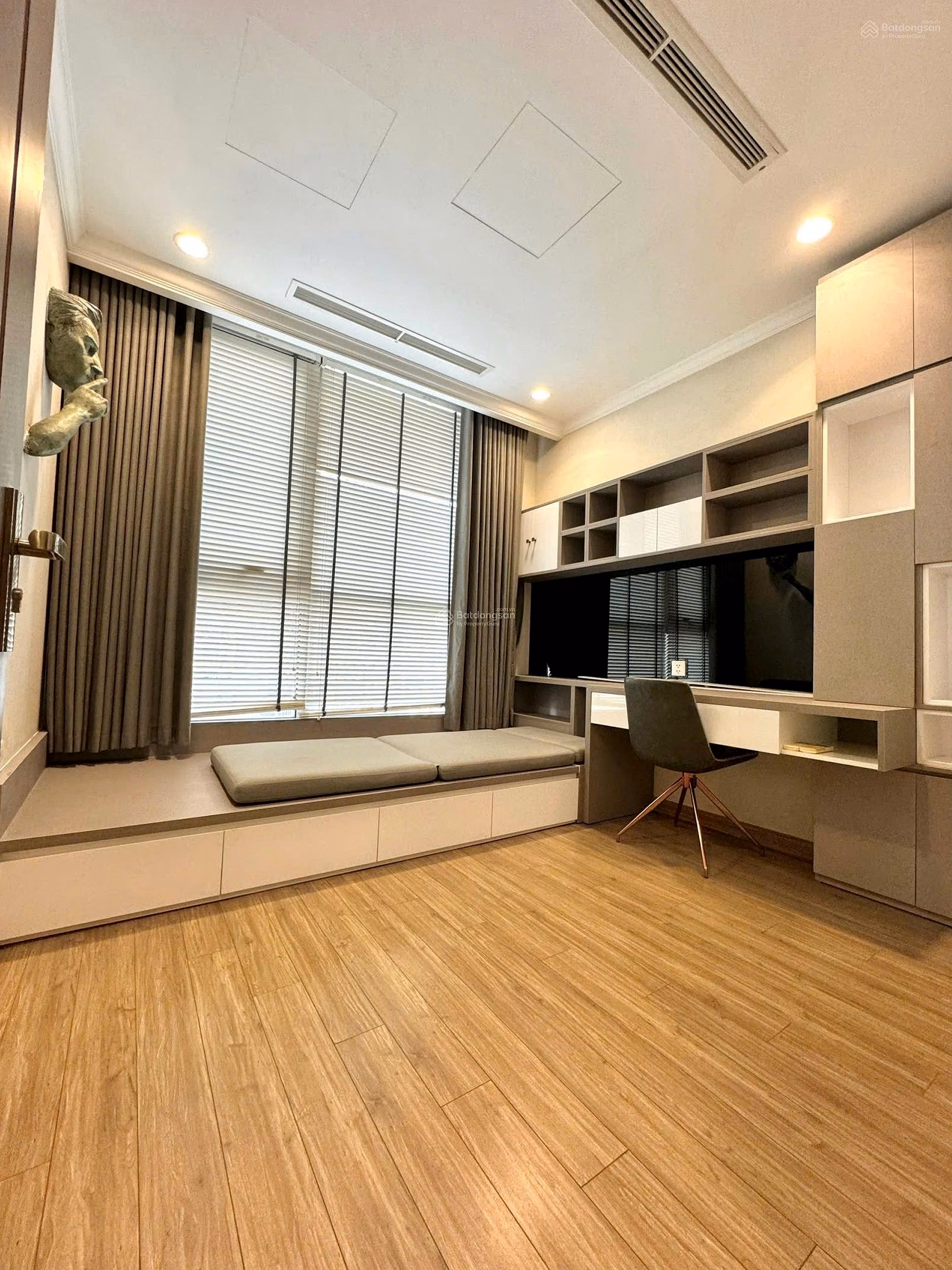 Apartment for sale in Vinhomes Central Park, 115m2, beautiful view, owner
