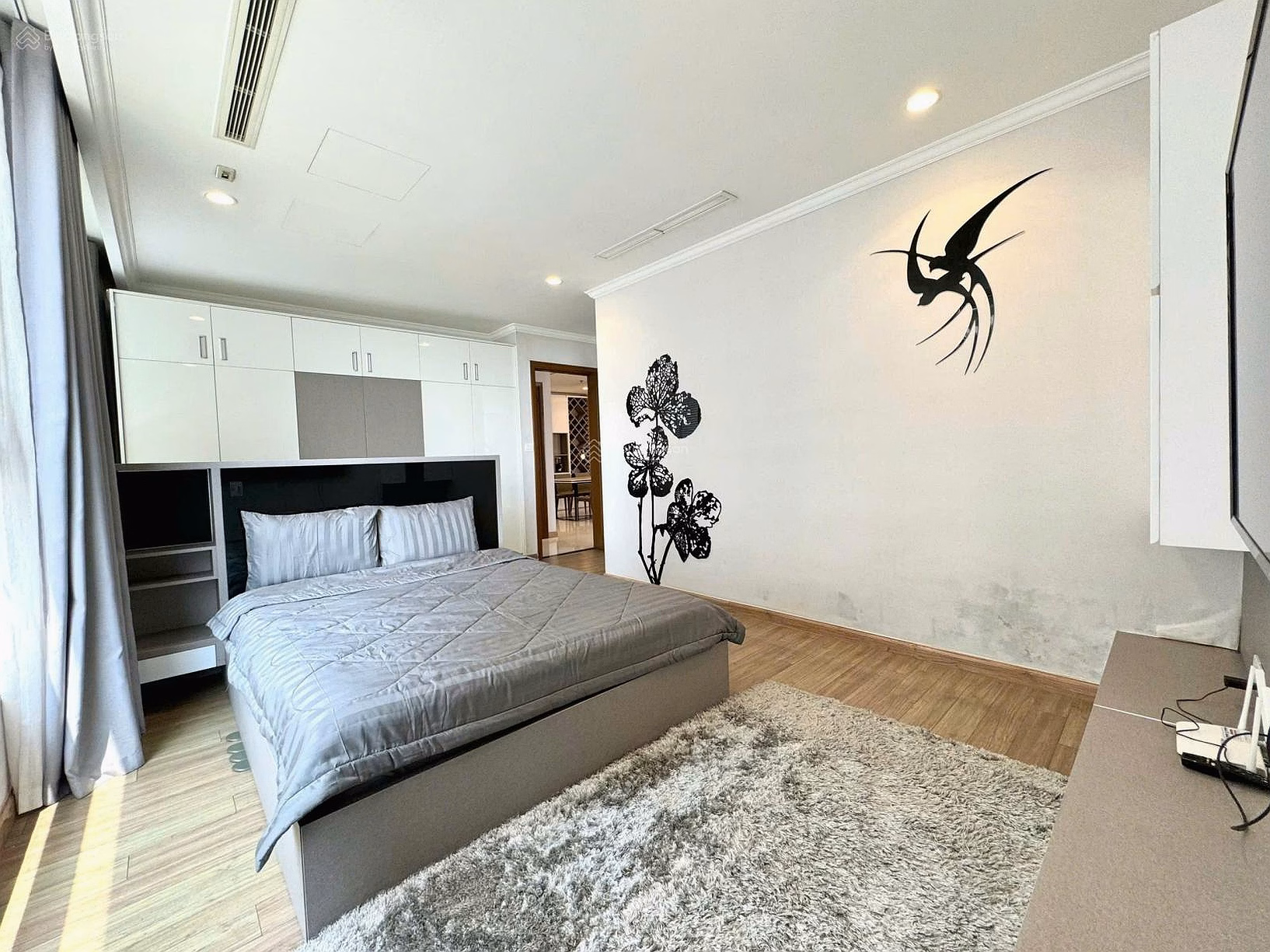 Apartment for sale in Vinhomes Central Park, 115m2, beautiful view, owner