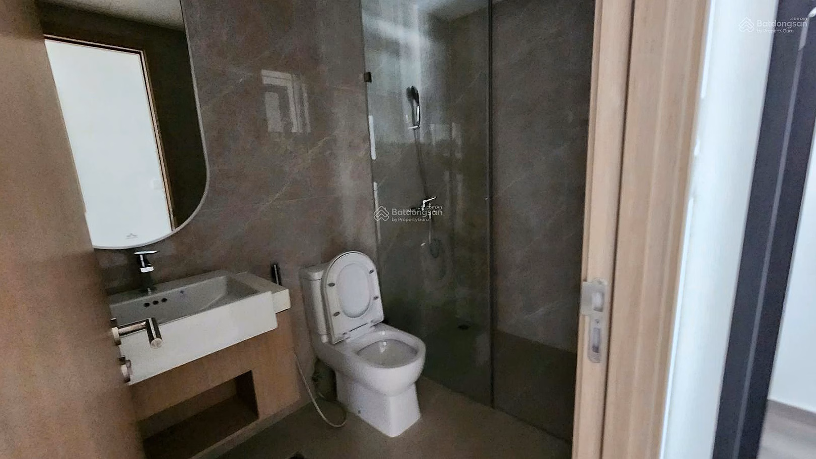 1 2 bedroom apartment on high floor with central view, Tower E fully furnished, Masteri Center Point, price 4.97 billion al in