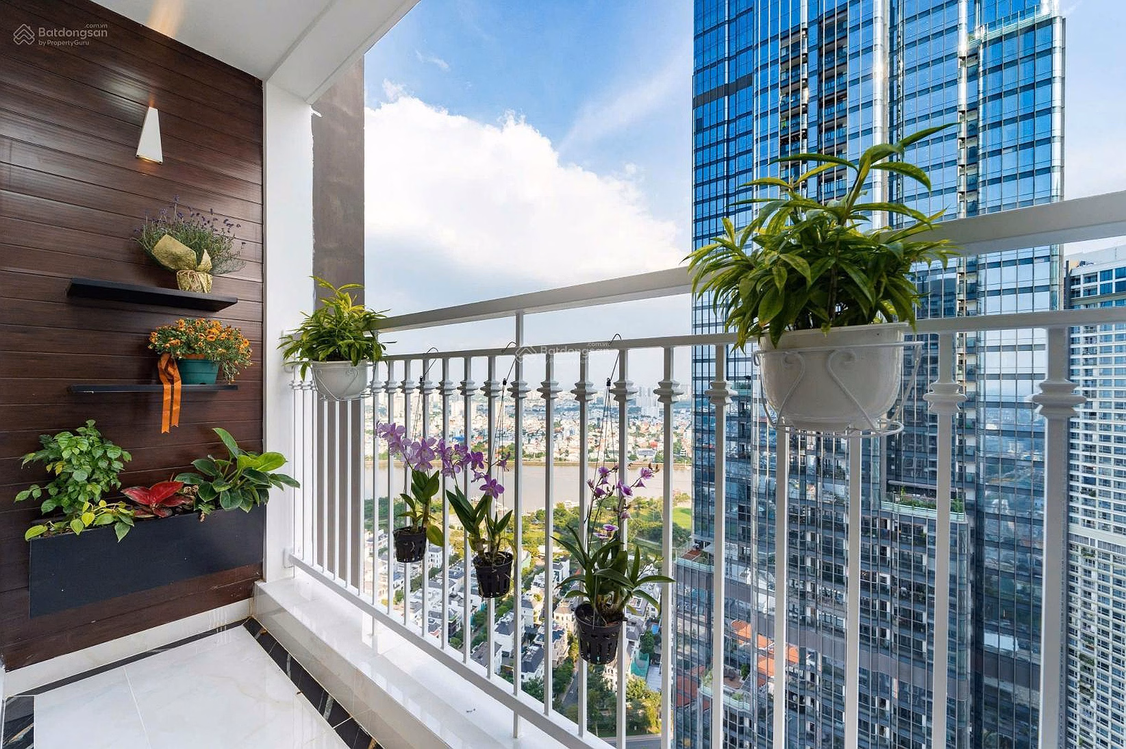 I need to rent Vinhomes Central Park apartment, 27 million, 115 m2, full amenities in Binh Thanh, HCM