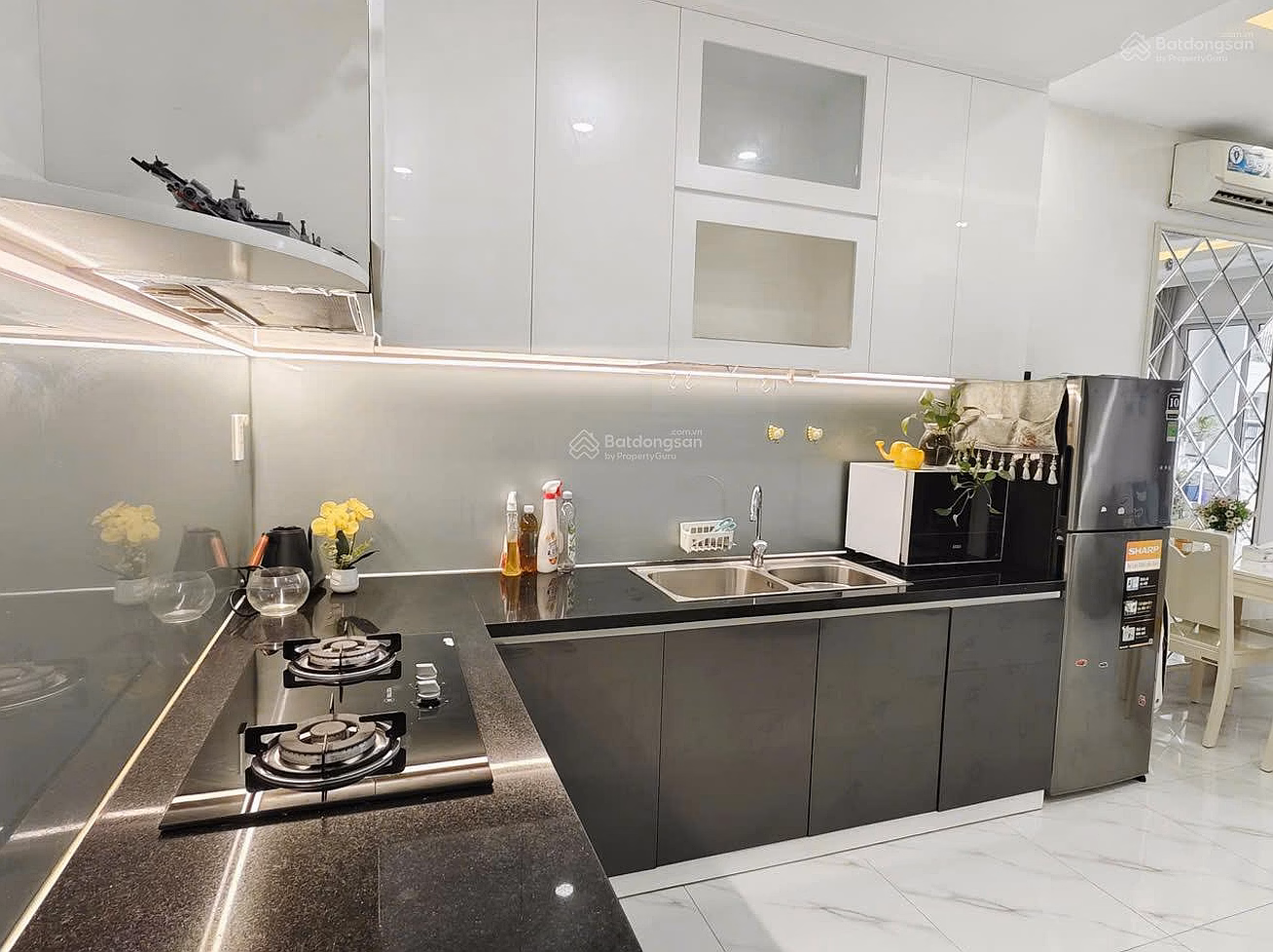 Own a luxury Sunrise Riverside apartment at a good price, 2 bedrooms, 2 bathrooms, 70m2 with books, full amenities