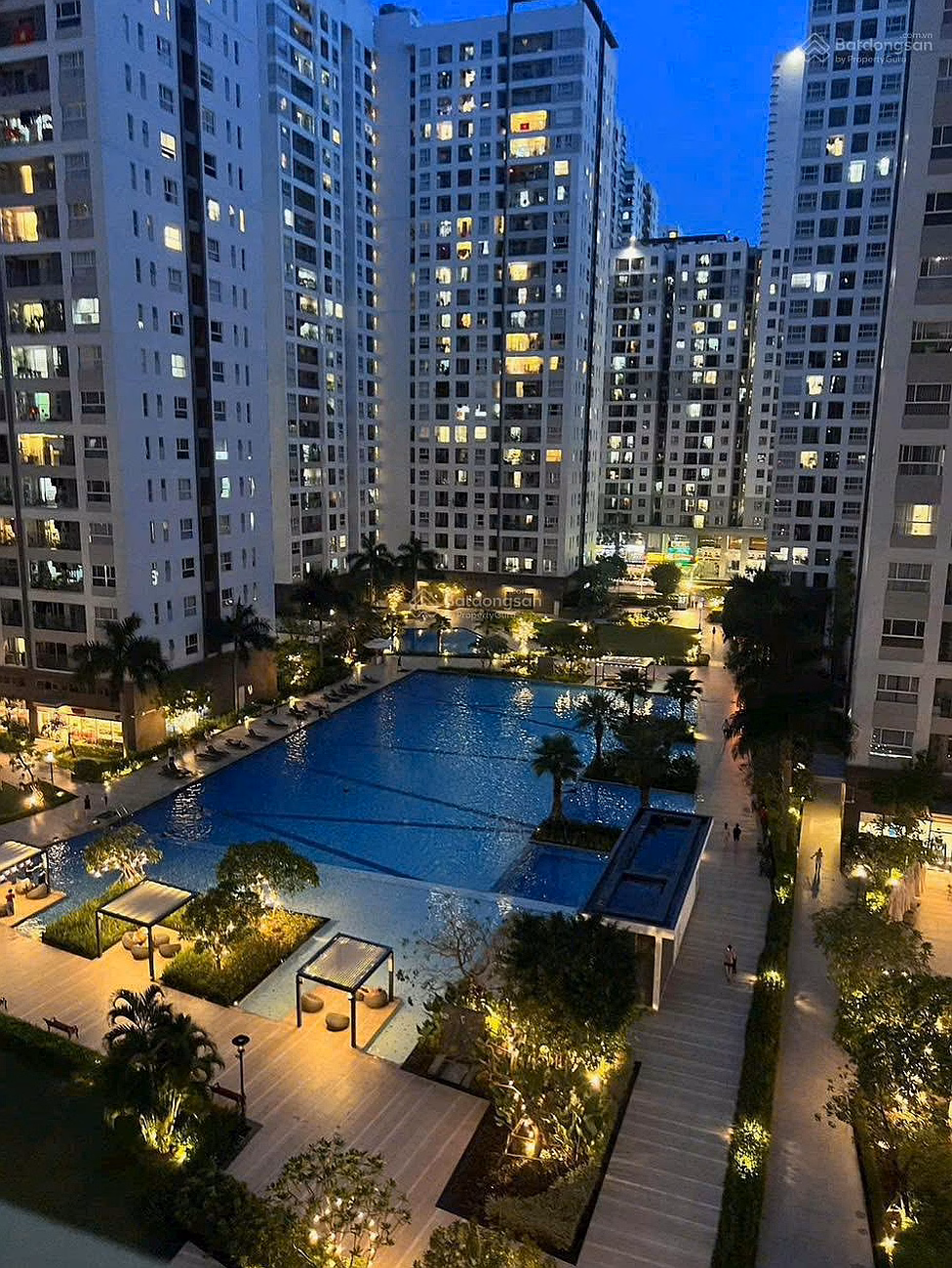Own a luxury Sunrise Riverside apartment at a good price, 2 bedrooms, 2 bathrooms, 70m2 with books, full amenities