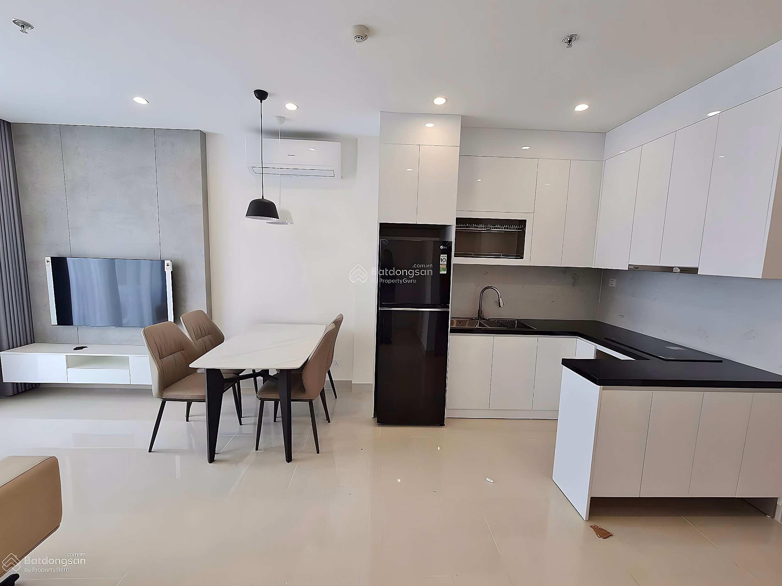 CC sells 2 units at real price: 1bedroom+ 43m2, 2 billion950 and Studio 31.8m2, 2 billion290 Vinhomes Smart urgent sale price this week
