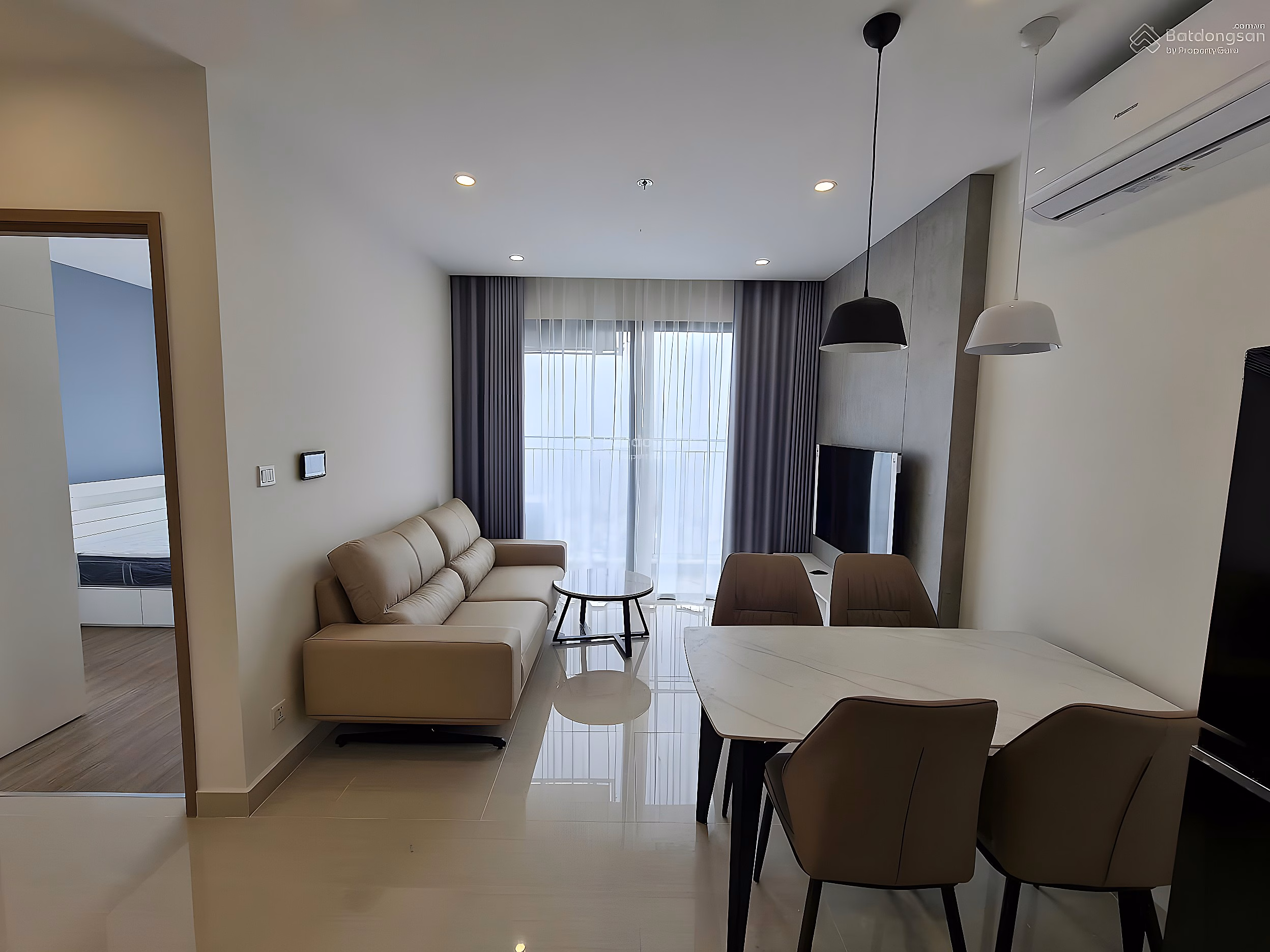 CC sells 2 units at real price: 1bedroom+ 43m2, 2 billion950 and Studio 31.8m2, 2 billion290 Vinhomes Smart urgent sale price this week