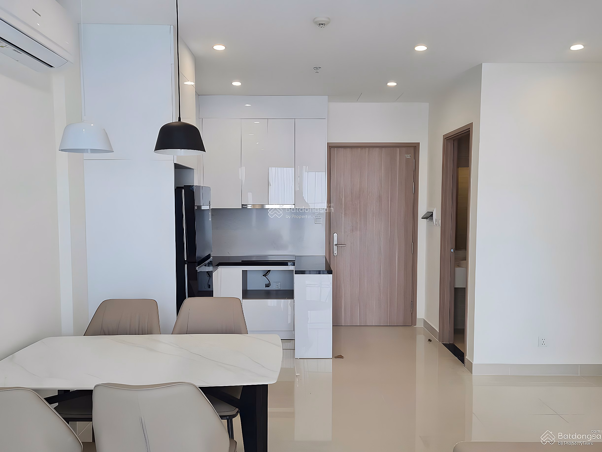 CC sells 2 units at real price: 1bedroom+ 43m2, 2 billion950 and Studio 31.8m2, 2 billion290 Vinhomes Smart urgent sale price this week