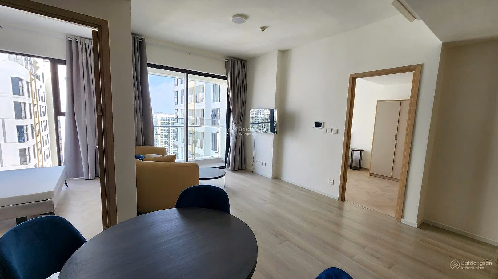 Adjacent to Vincom, 2-bedroom apartment in building D - Masteri Center Point priced at 5.023 billion, middle floor with full furniture