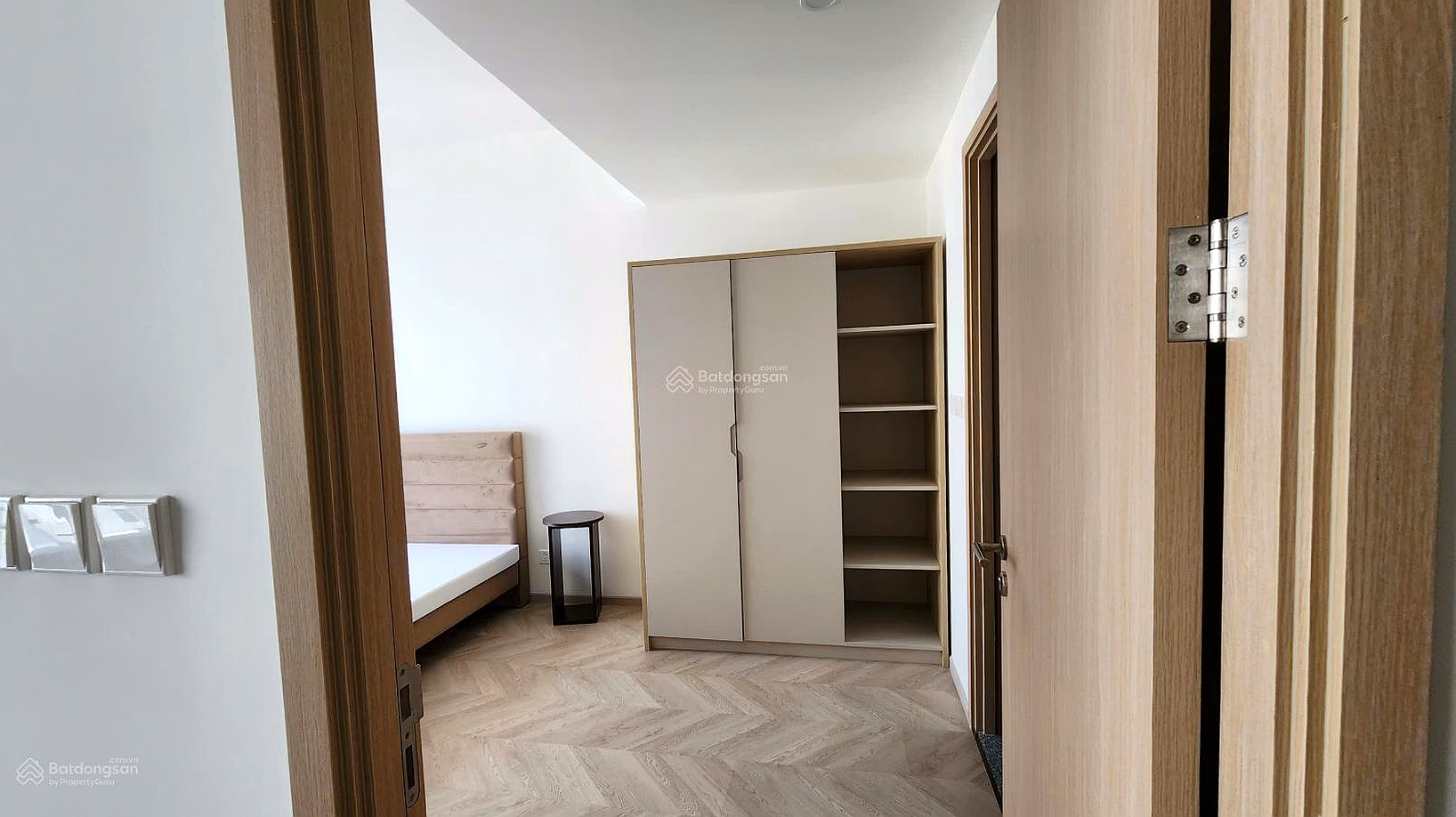 Adjacent to Vincom, 2-bedroom apartment in building D - Masteri Center Point priced at 5.023 billion, middle floor with full furniture