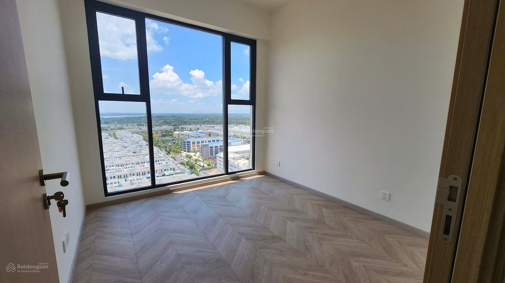 Apartment with internal view of tower A on the middle floor - good price only 4.86 billion at Lumiere Boulevard, receive housing immediately