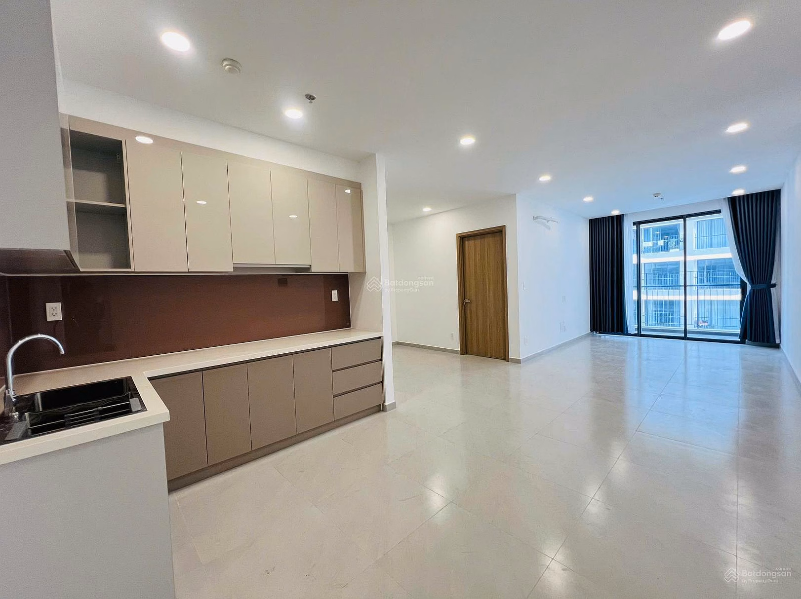 Owner sells corner apartment 3 bedrooms - 3 bathrooms 100m2 MT Eastmark, price 4 billion 7. Pink book available. Bank loan support