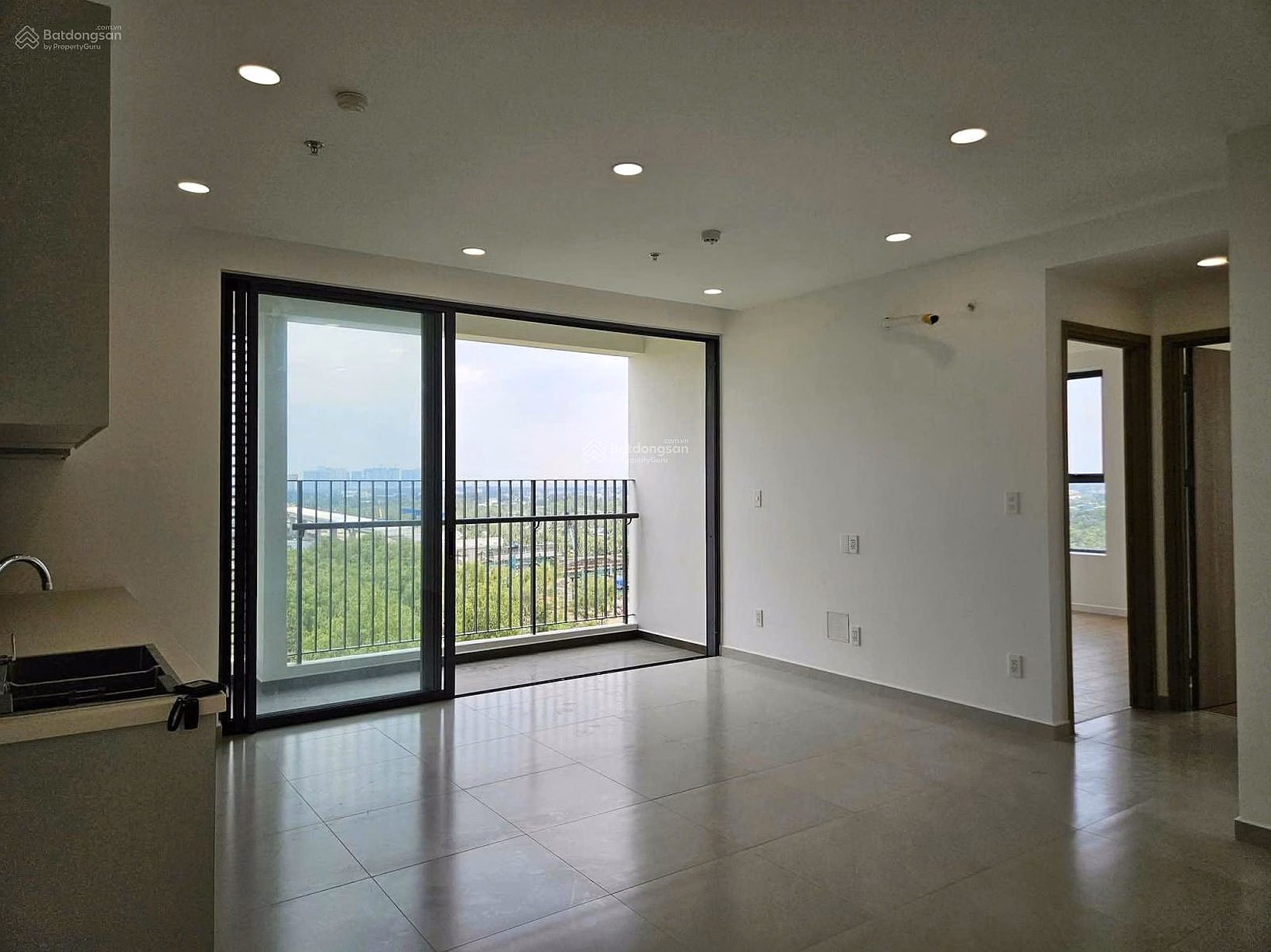 Owner sells corner apartment 3 bedrooms - 3 bathrooms 100m2 MT Eastmark, price 4 billion 7. Pink book available. Bank loan support