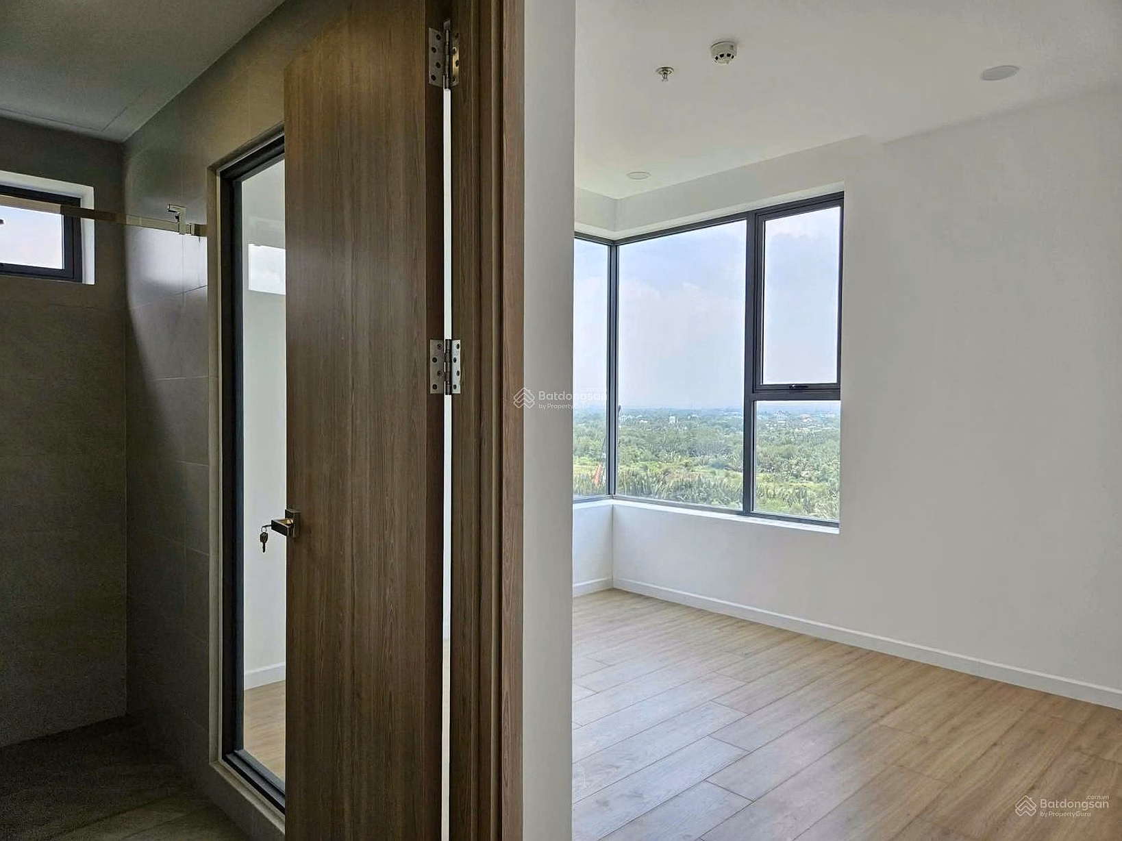 Owner sells corner apartment 3 bedrooms - 3 bathrooms 100m2 MT Eastmark, price 4 billion 7. Pink book available. Bank loan support
