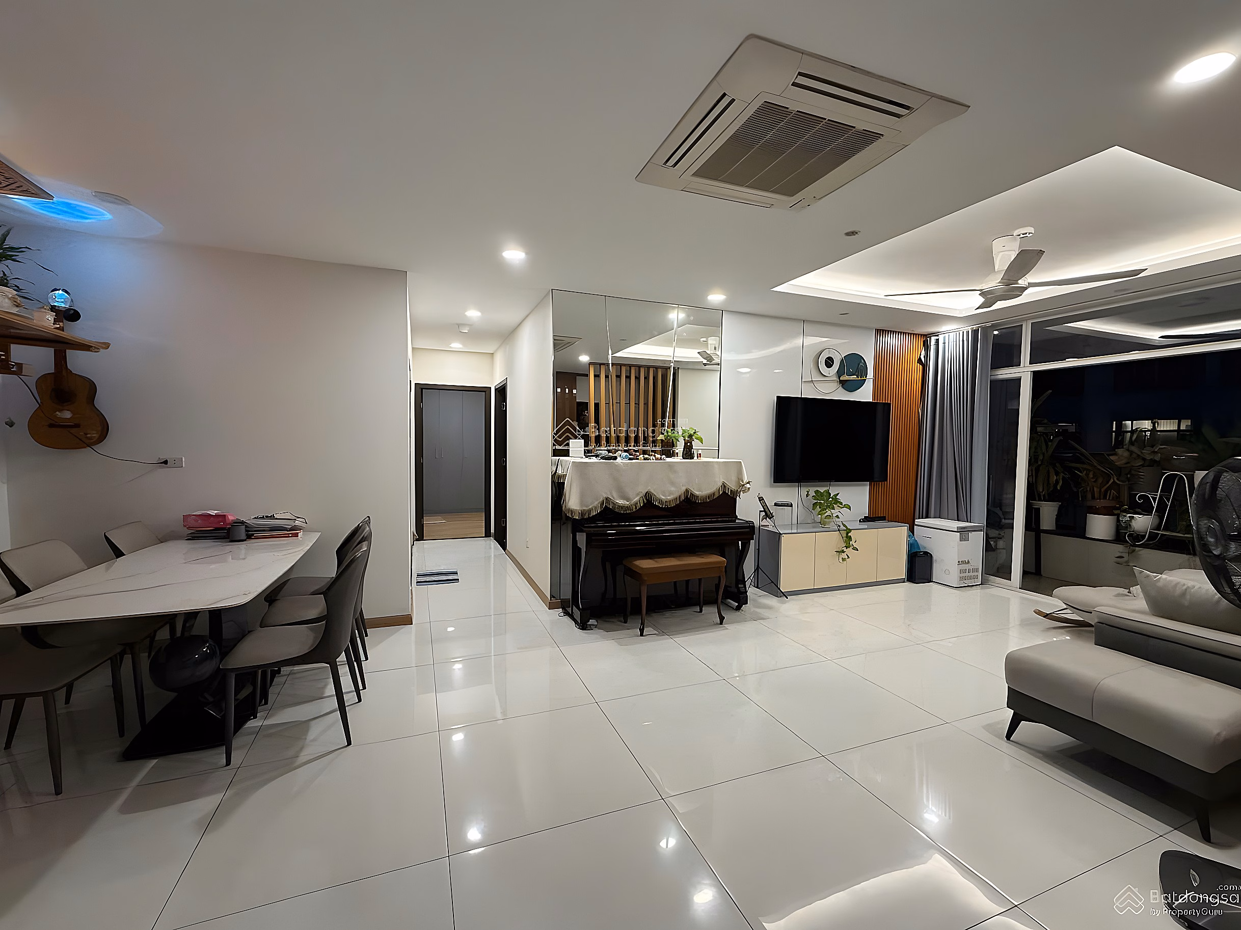 Apartment for rent with 2 bedrooms, 2 bathrooms, 102m2, price only 15 million