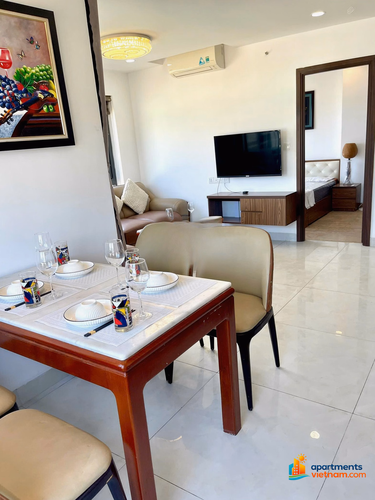 Golden location! The owner is selling a 2 bedroom corner apartment with sea view, fireworks, red book ready to hand! Contact immediately