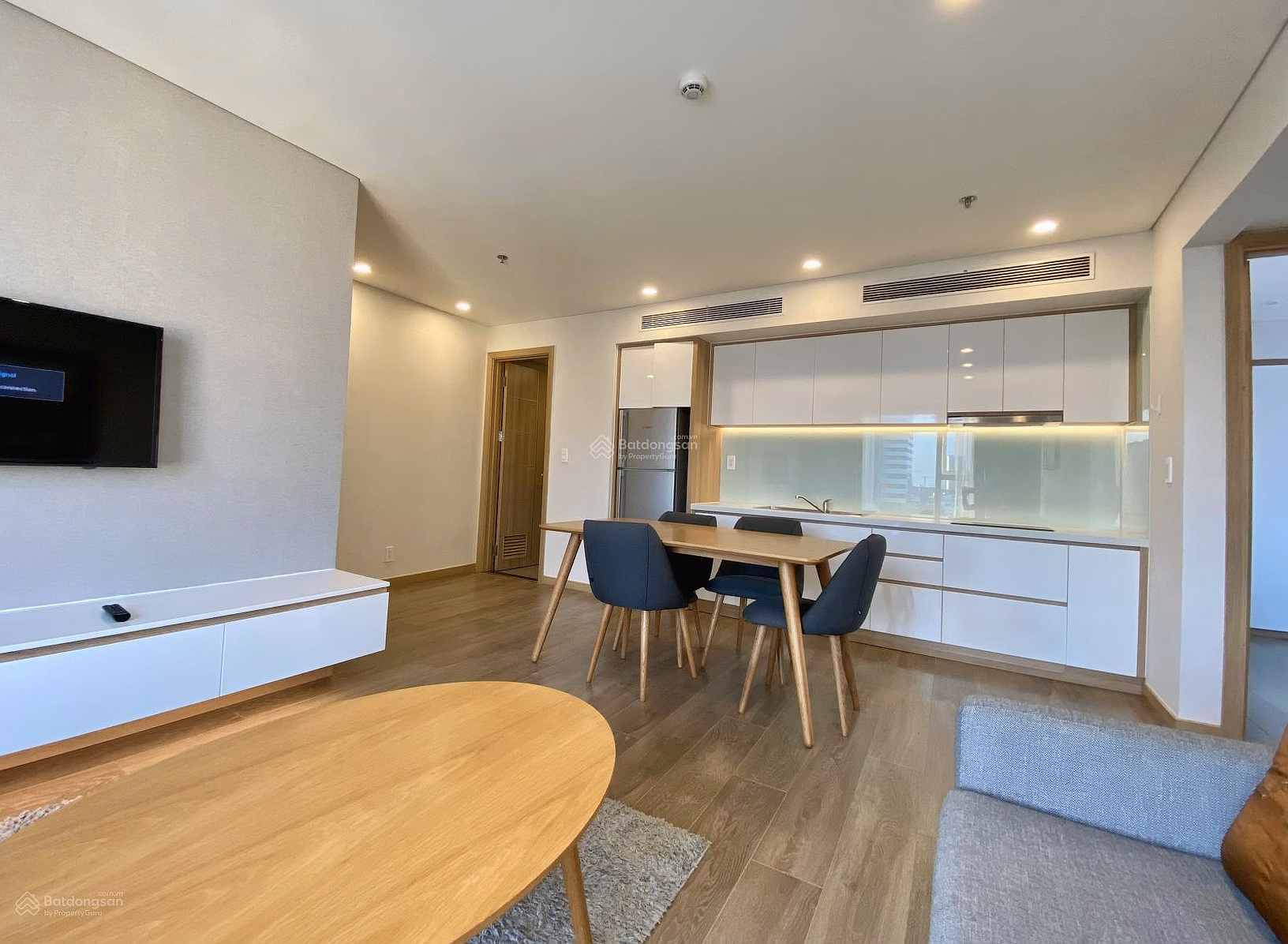Renting Fhome Zen corner 2 bedrooms for only 17 million VND/month