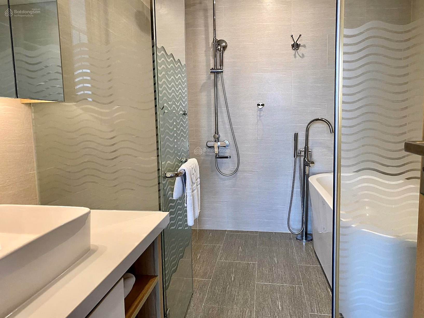 Renting Fhome Zen corner 2 bedrooms for only 17 million VND/month