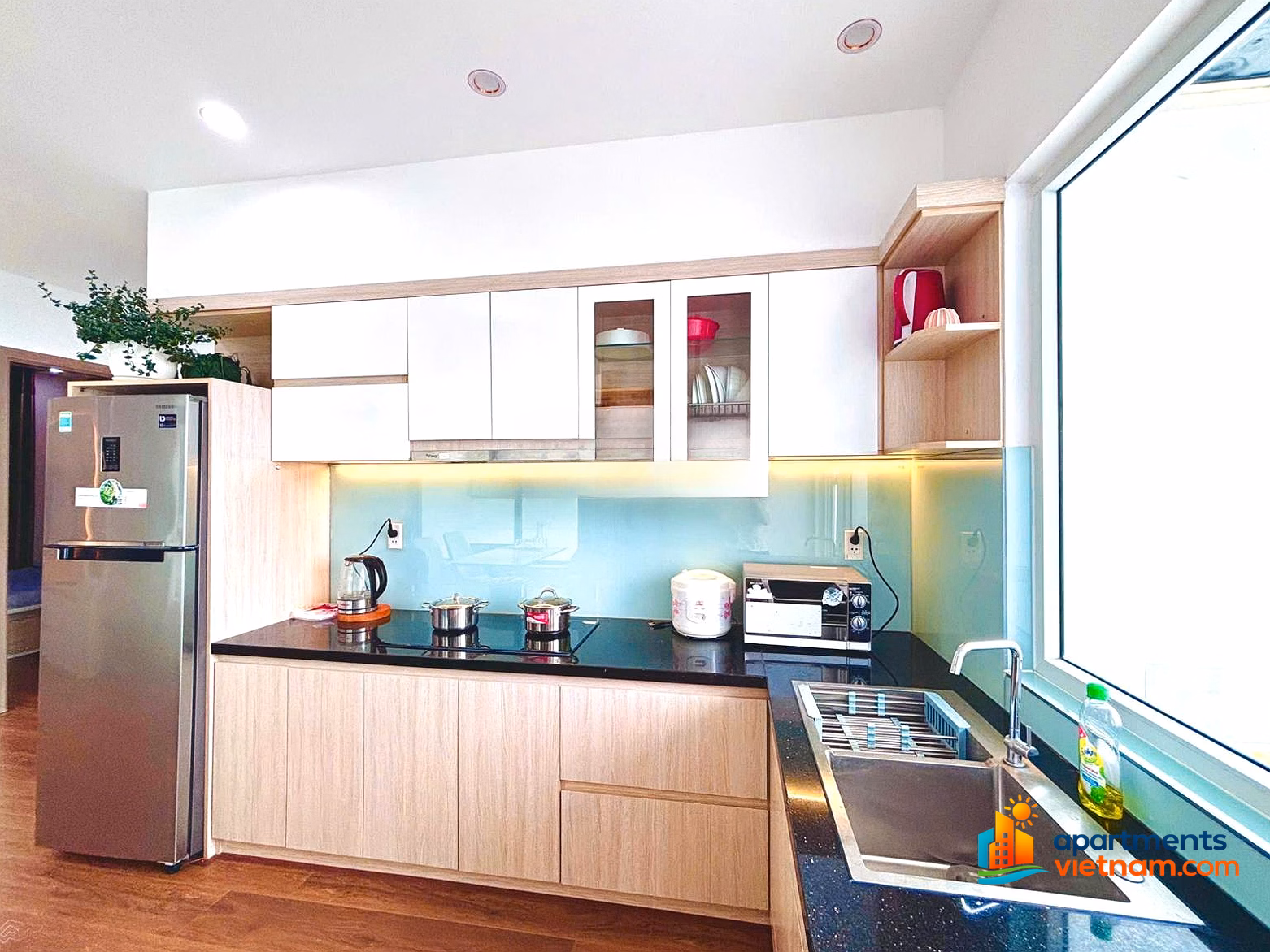 Need to rent short or long term corner apartment with sea and street view. Contact now 0989 271 ***