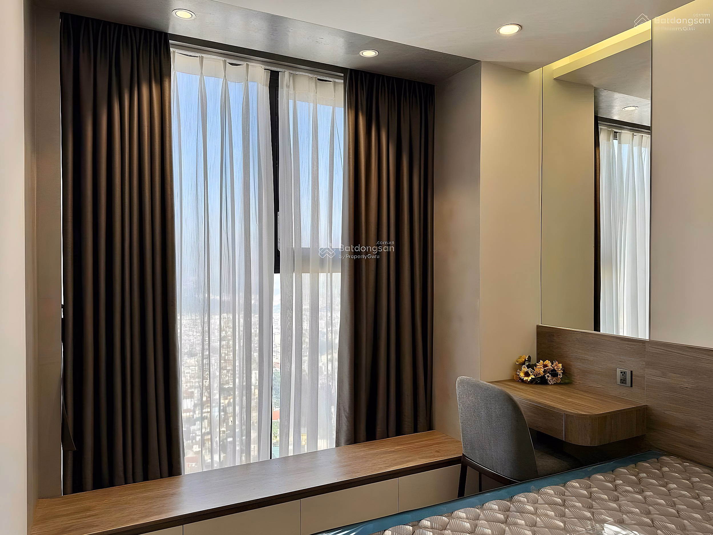 Selling Samsora Cau Am apartment 70m2, 2 bedrooms, 2 bathrooms, VIP furniture, price over 4 billion