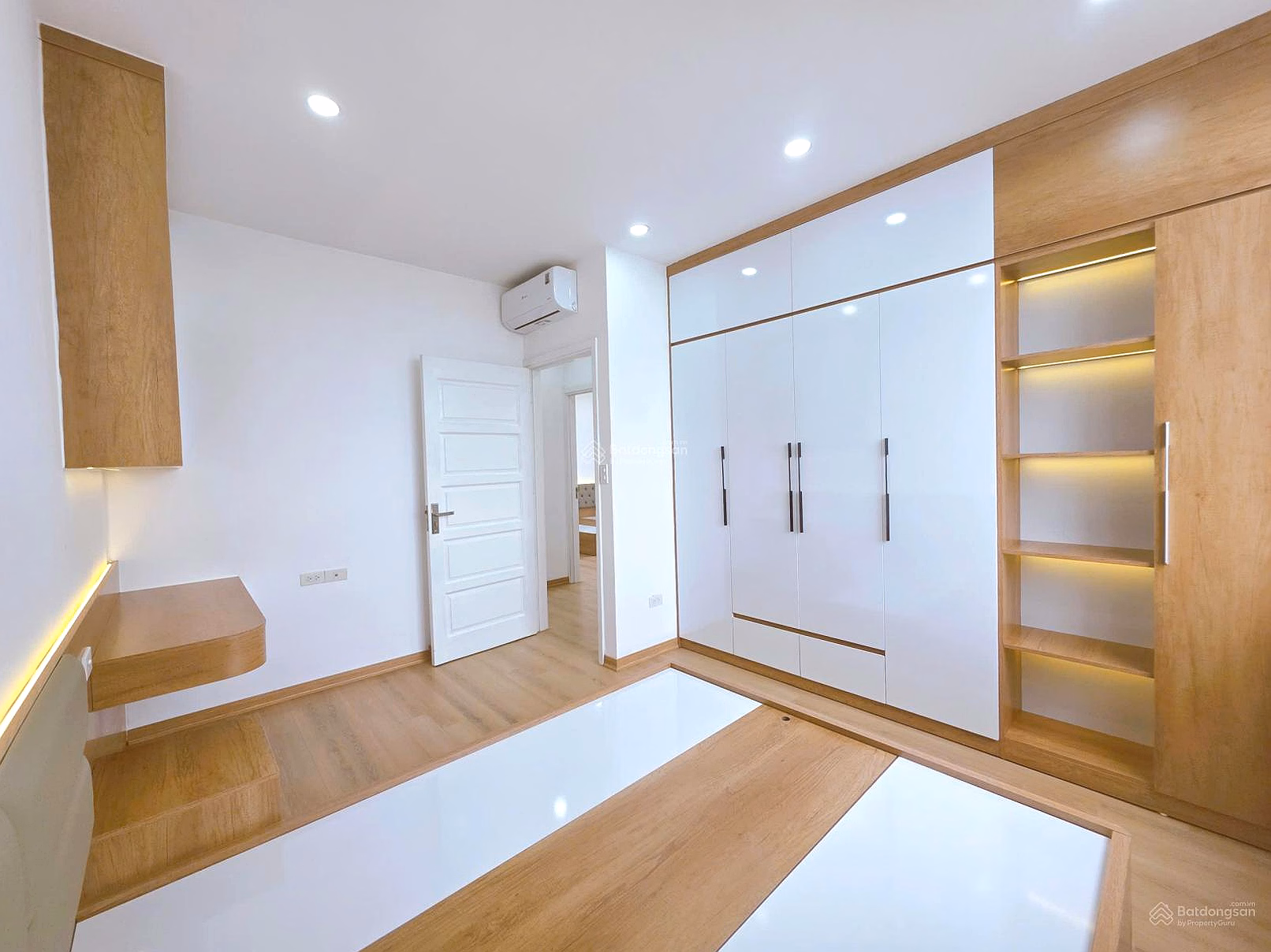 Super beautiful corner apartment for sale at OCT2 Viglacera Xuan Phuong building, fully furnished, ready to use, just move in