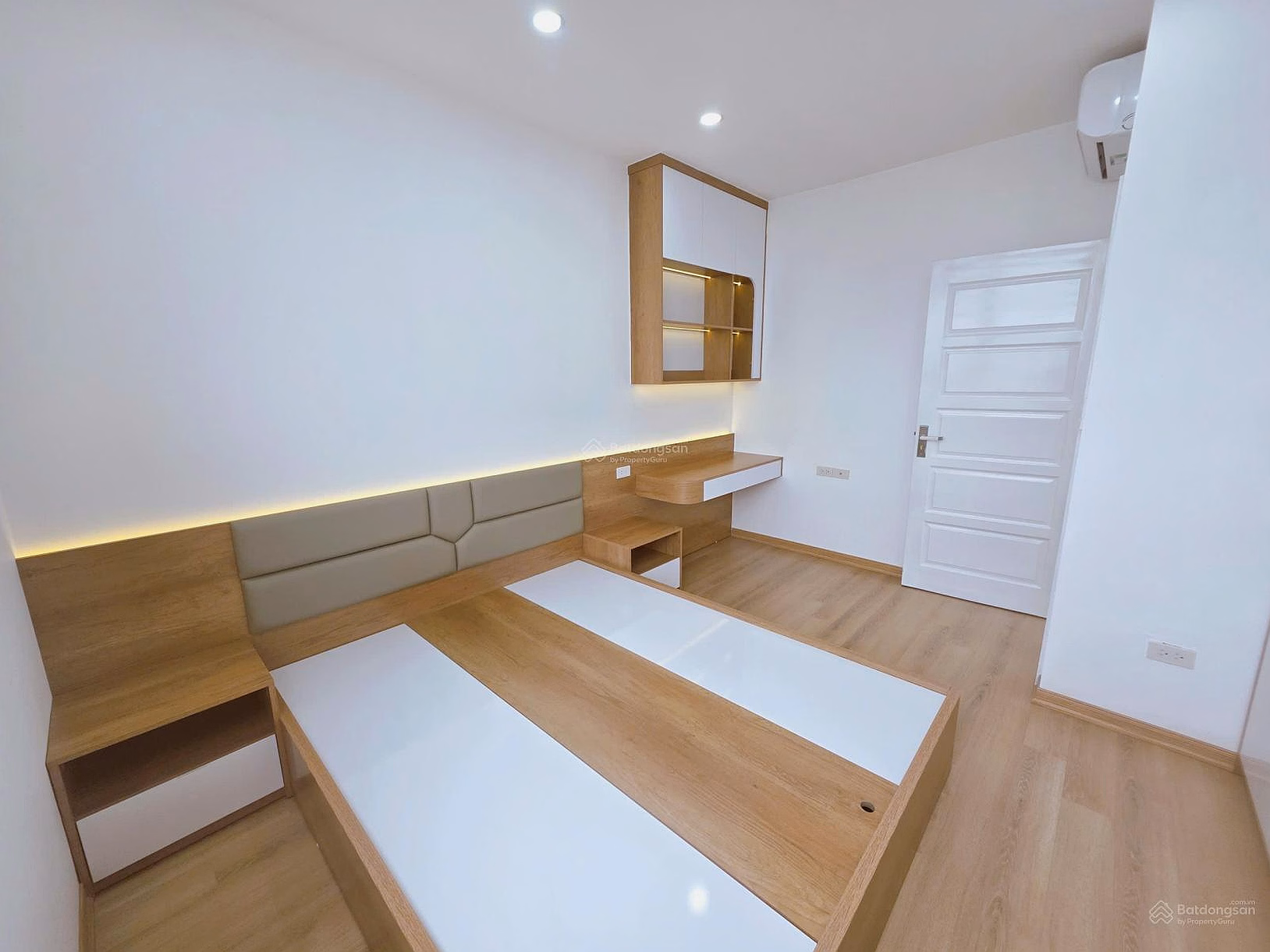 Super beautiful corner apartment for sale at OCT2 Viglacera Xuan Phuong building, fully furnished, ready to use, just move in
