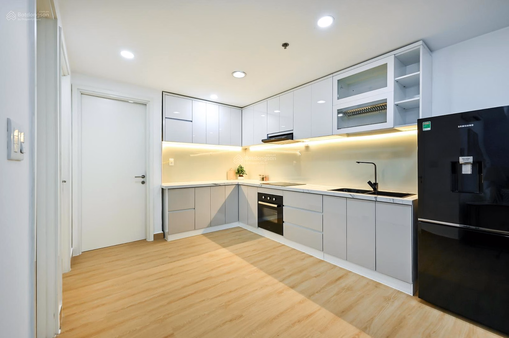 Selling a 2 bedroom corner apartment, tower 3, Masteri Thao Dien, beautiful house with river view + ready cash flow for rent each month