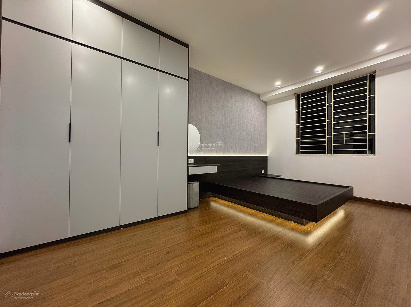 The owner sold the 80m2 corner apartment in CT1B Tan Tay Do building for only 3.9 billion