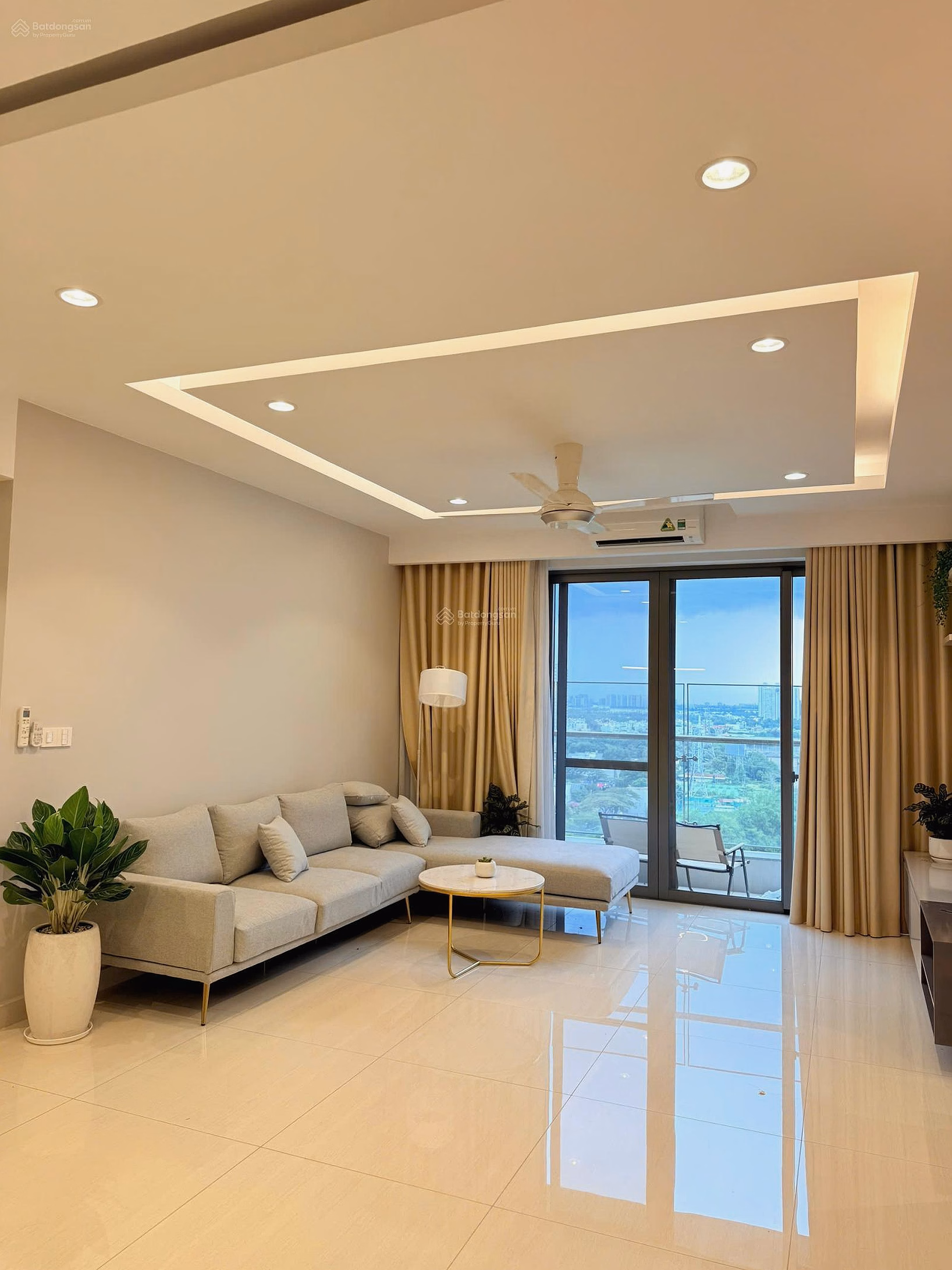 Urgent. Owner wants to urgently sell Riverpark Premier river view apartment, high-class furniture, price 19 billion