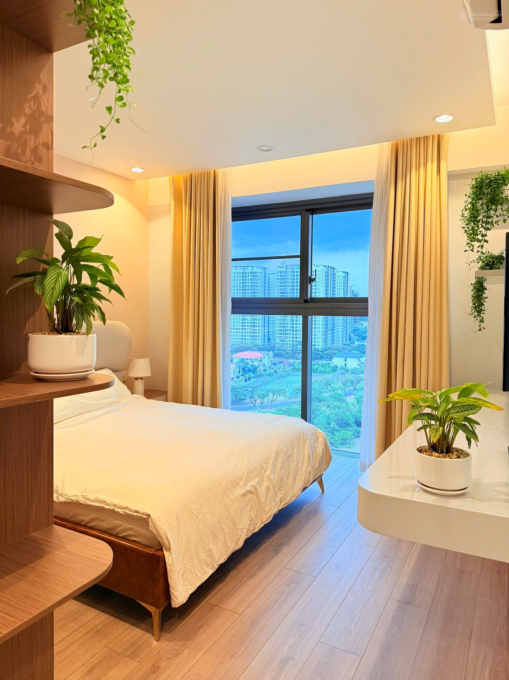 Urgent. Owner wants to urgently sell Riverpark Premier river view apartment, high-class furniture, price 19 billion