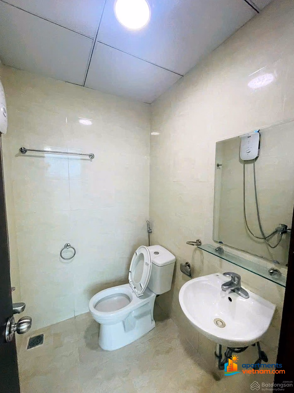 Cheaper than 300 million, urgently liquidate apartment with license plate number 38, beautiful interior, MT 04 Tran Phu