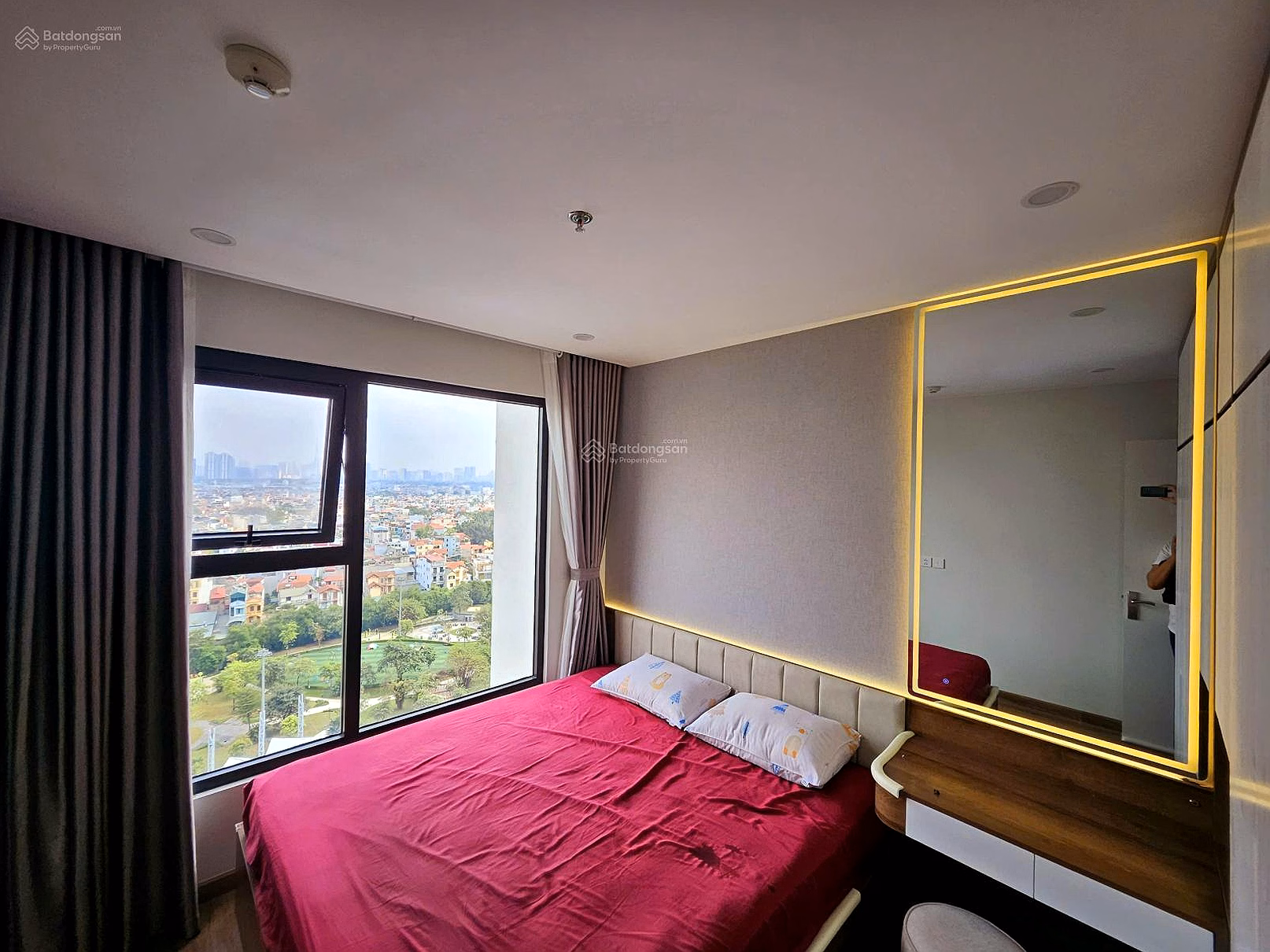 Need to sell quickly 2 bedroom apartment - 4.2 billion G2 axis 25 floor 26 outside The Sola Park Vinhomes Smart City