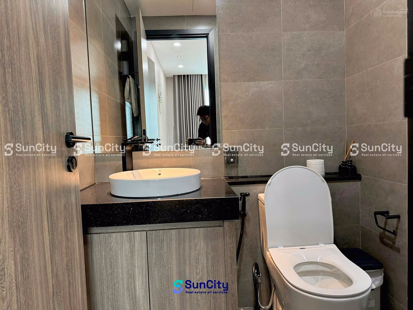 Rent immediately 2 bedrooms, 2 bathrooms, 86m2, new 100% luxury furniture, view of Ben Van Don river, district 4, close to district 1, district 3***