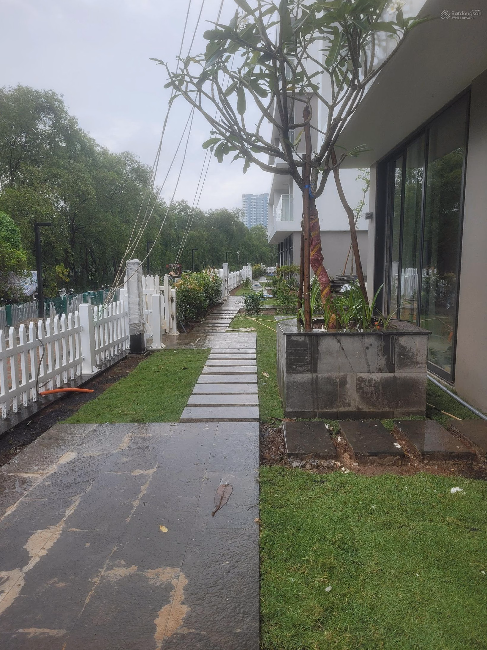 3-bedroom apartment for rent, District 7, good price, priority to sign long-term contract, suitable redesign for customers