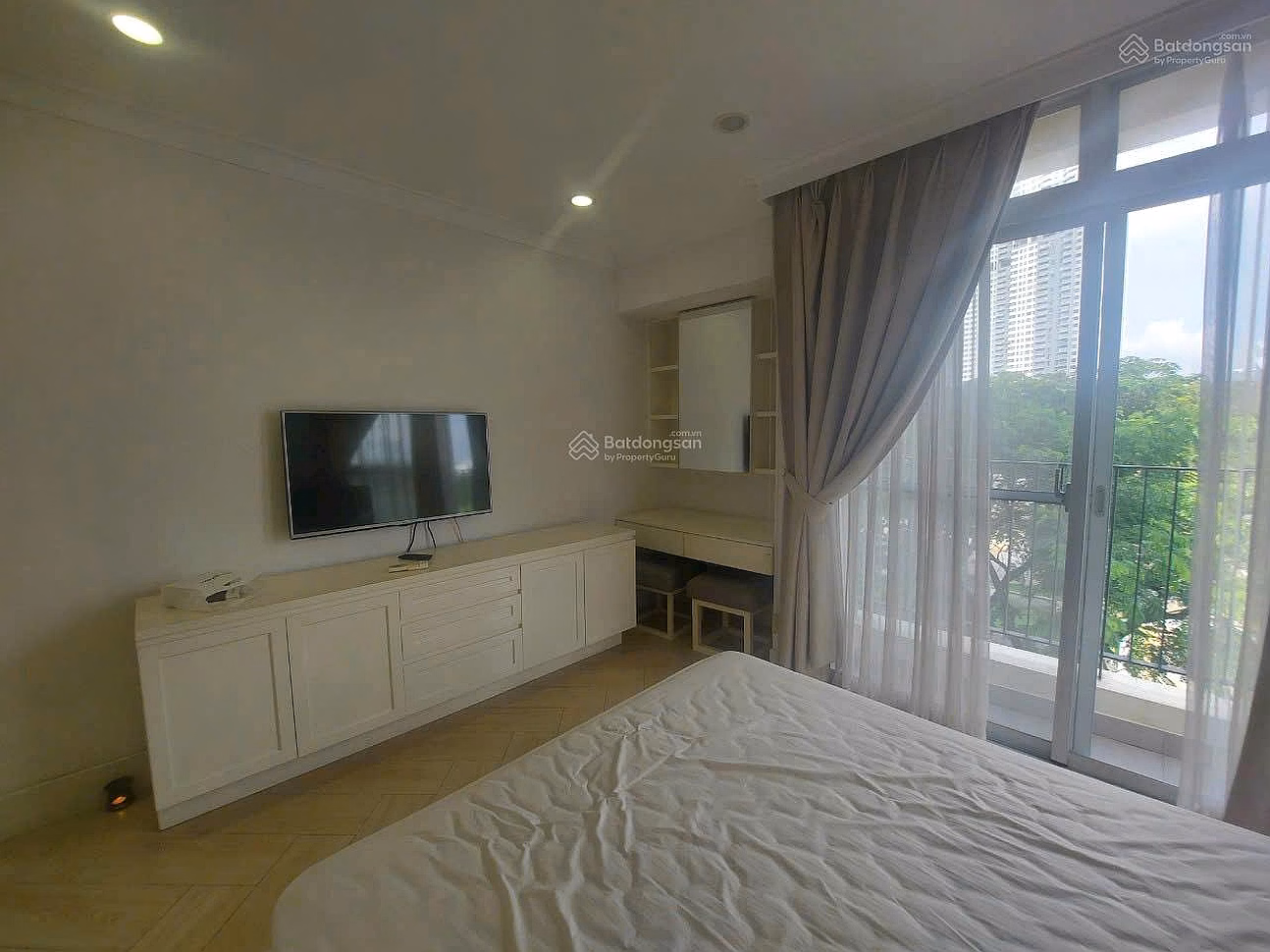 Urgent. The owner is willing to urgently sell Star Hill apartment, 105m2, high-end furniture, price 9.5 billion