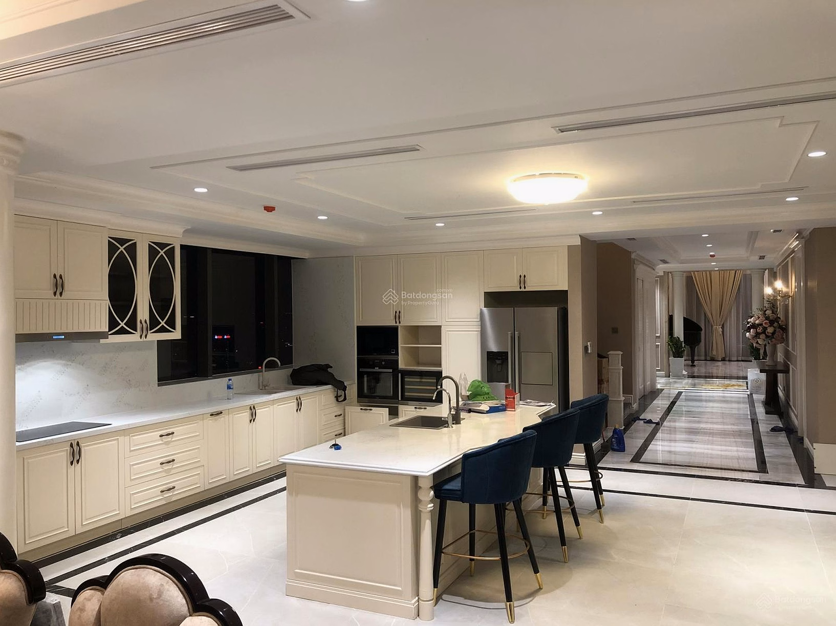 The owner offers to sell the Rainbow Van Quan apartment 400m2, 5 bedrooms, 4 bathrooms, cool corner apartment, full high-class furniture
