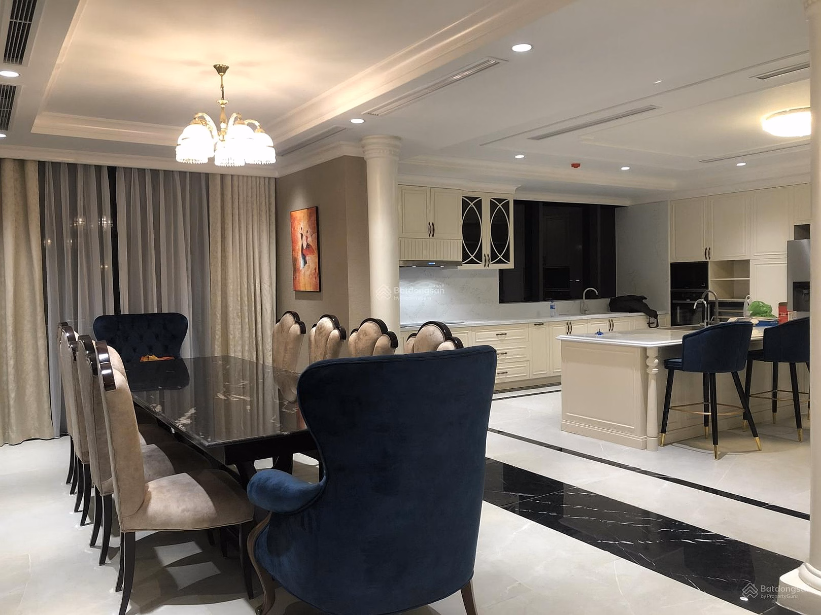 The owner offers to sell the Rainbow Van Quan apartment 400m2, 5 bedrooms, 4 bathrooms, cool corner apartment, full high-class furniture