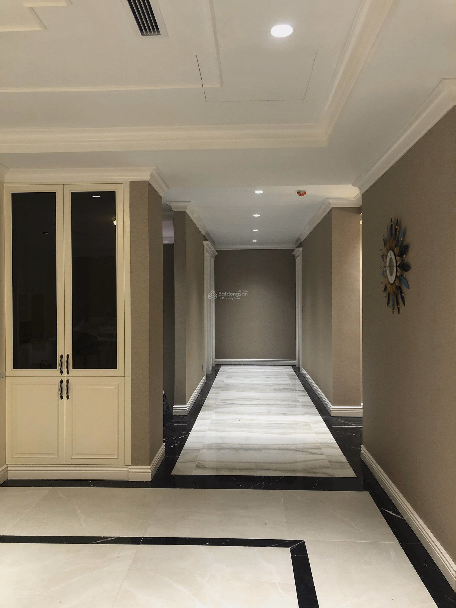 The owner offers to sell the Rainbow Van Quan apartment 400m2, 5 bedrooms, 4 bathrooms, cool corner apartment, full high-class furniture