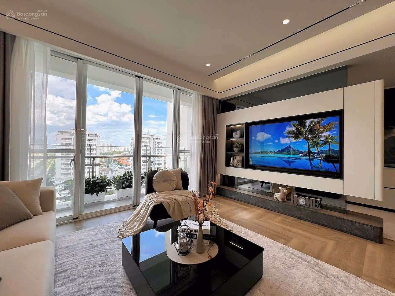 URGENT. Reduced price for urgent sale during the month of 3-bedroom Riverpark Residence apartment with high-class furniture, priced at 17.8 billion