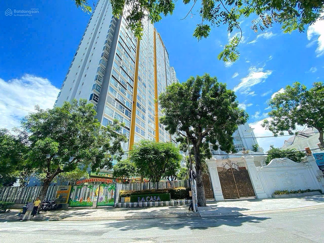 Only 1 apartment at La Casa, price only 4,650 million, 2 bedrooms, 2 bathrooms. Pink book, lending bank, contact 0902 747 ***