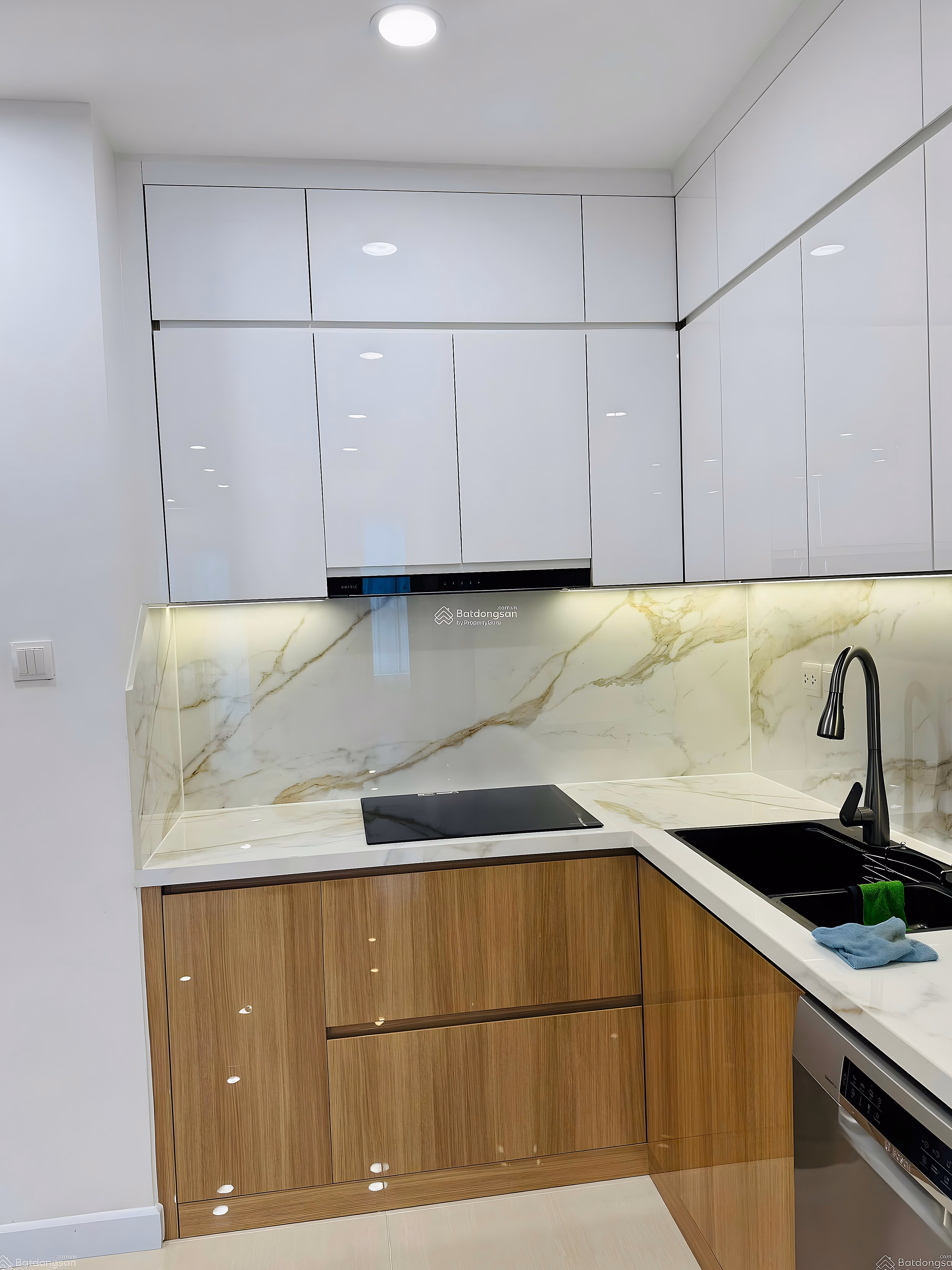 The owner asked to sell Thang Long Number One 3 bedroom apartment for 8.2 billion***