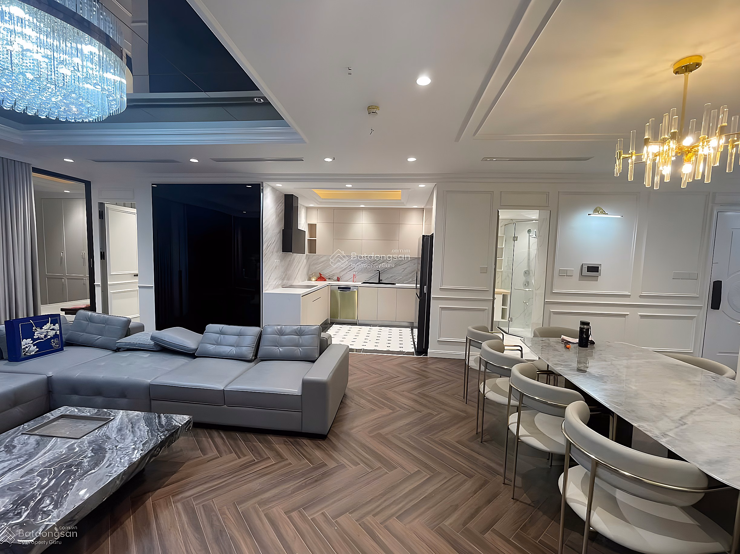 Fully furnished 2-bedroom apartment for rent 124m2 R2 Vinhomes Royal City price 19 million - Em Son Royal