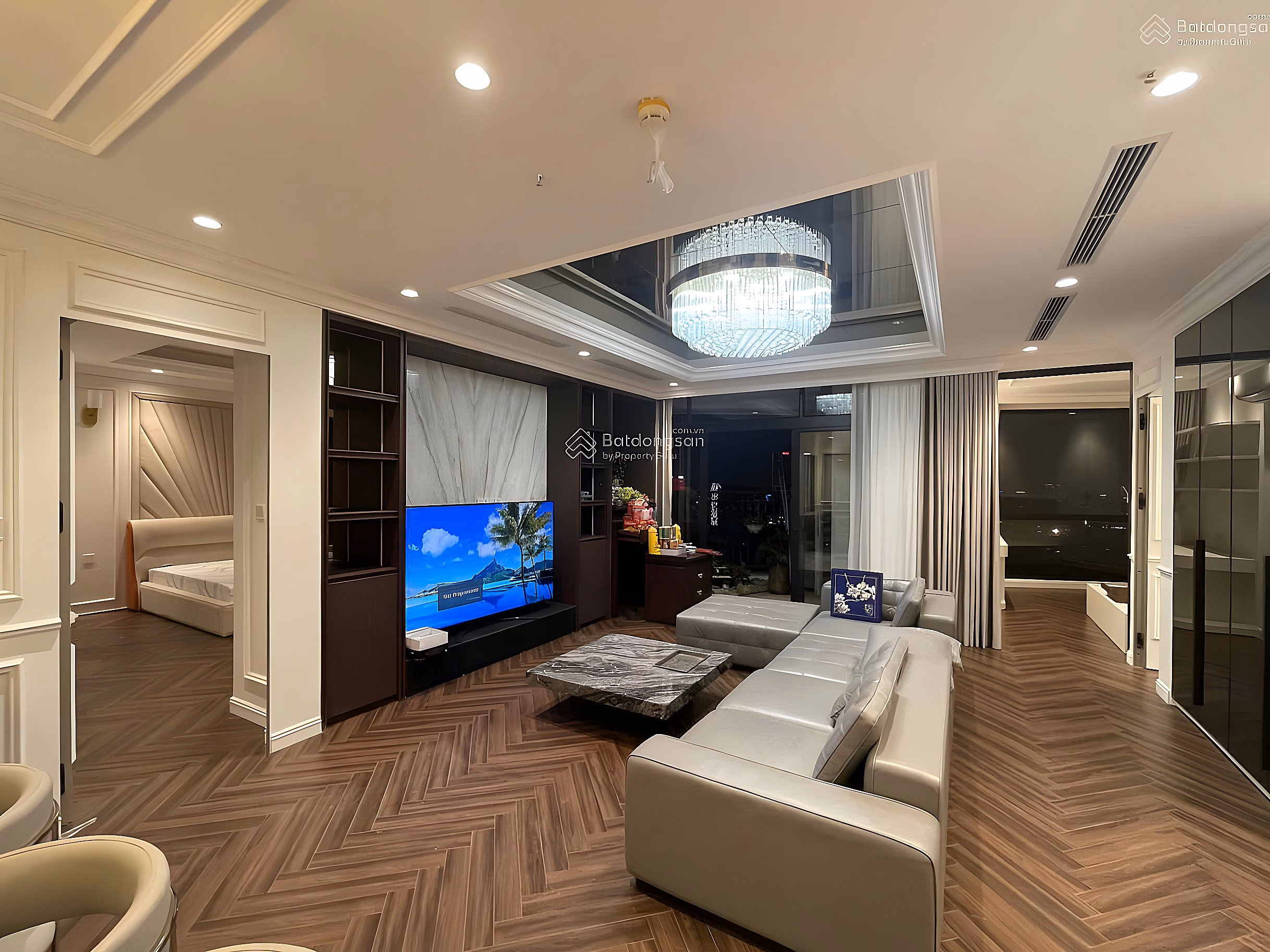 Fully furnished 2-bedroom apartment for rent 124m2 R2 Vinhomes Royal City price 19 million - Em Son Royal