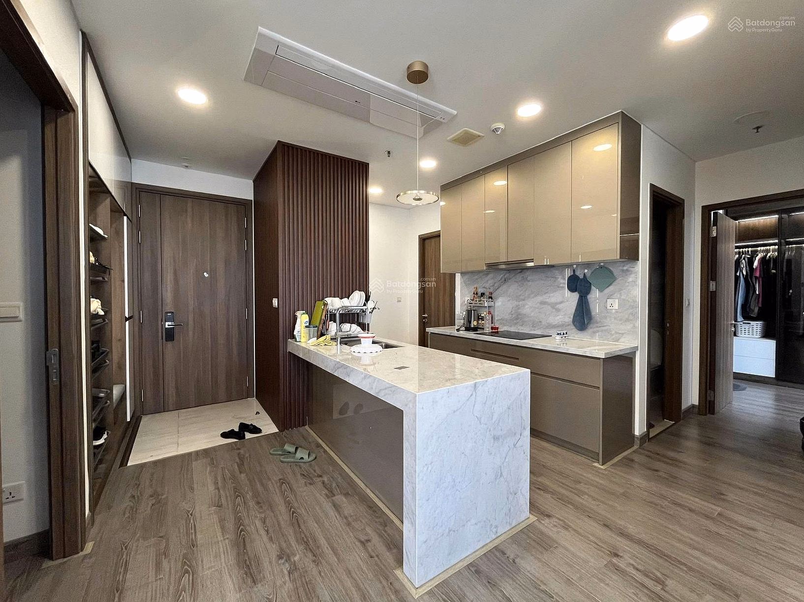 The owner needs to sell a 3-bedroom apartment of 103 m2, with pink book, priced at 11 billion at Kingdom 101 apartment building, 334 To Hien Thanh, District 10