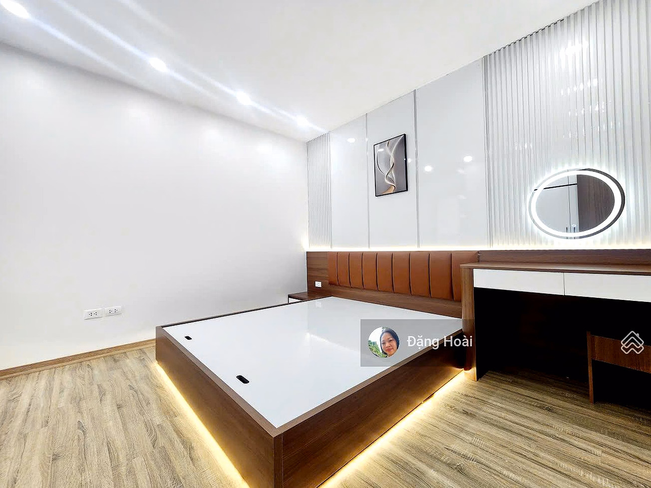 Central location, full of brand new furniture, 90m2 corner apartment with 3 bedrooms, extremely airy in Giai Phong