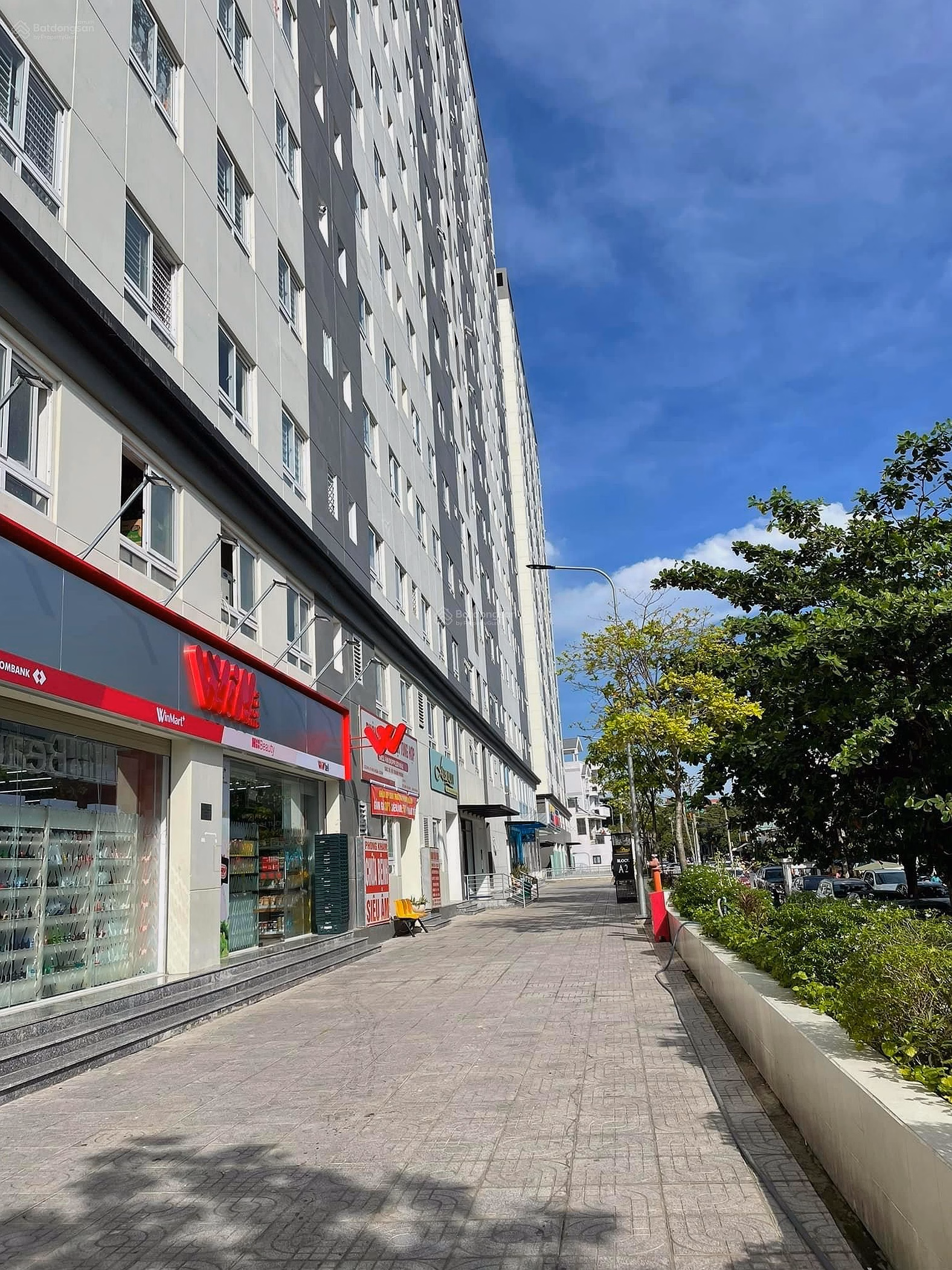 The owner is selling a 3 bedroom, 2 bathroom apartment for 2.3 billion, ready to move in***