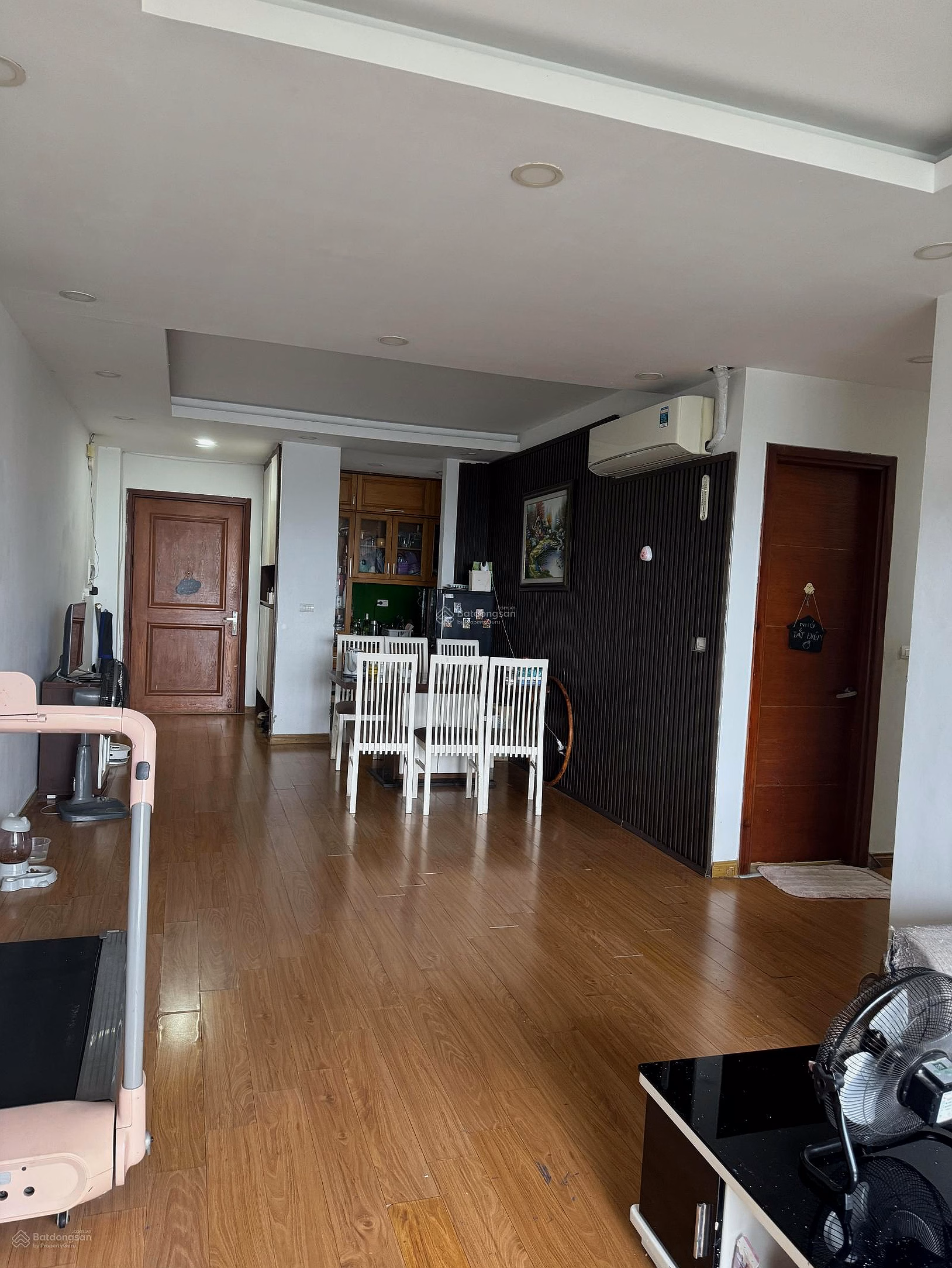 Selling apartment in Rainbow Van Quan building. Corner apartment area 120m2, 3 bedrooms, 2 bathrooms. Contact Kieu Thuy 0949 170 ***