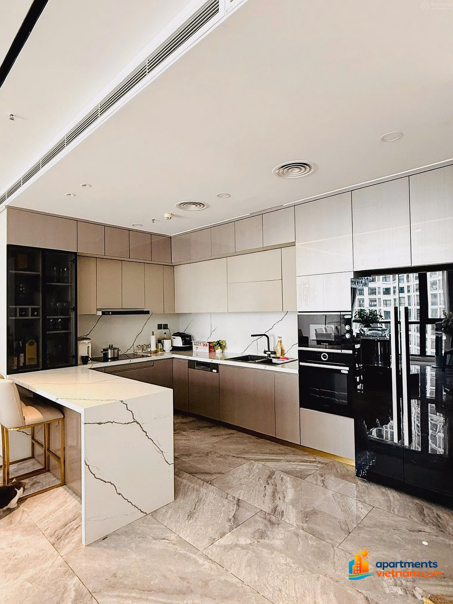 Fully furnished 3-bedroom apartment for rent 132m2 R5 Vinhomes Royal City price 24 million - Em Son Royal