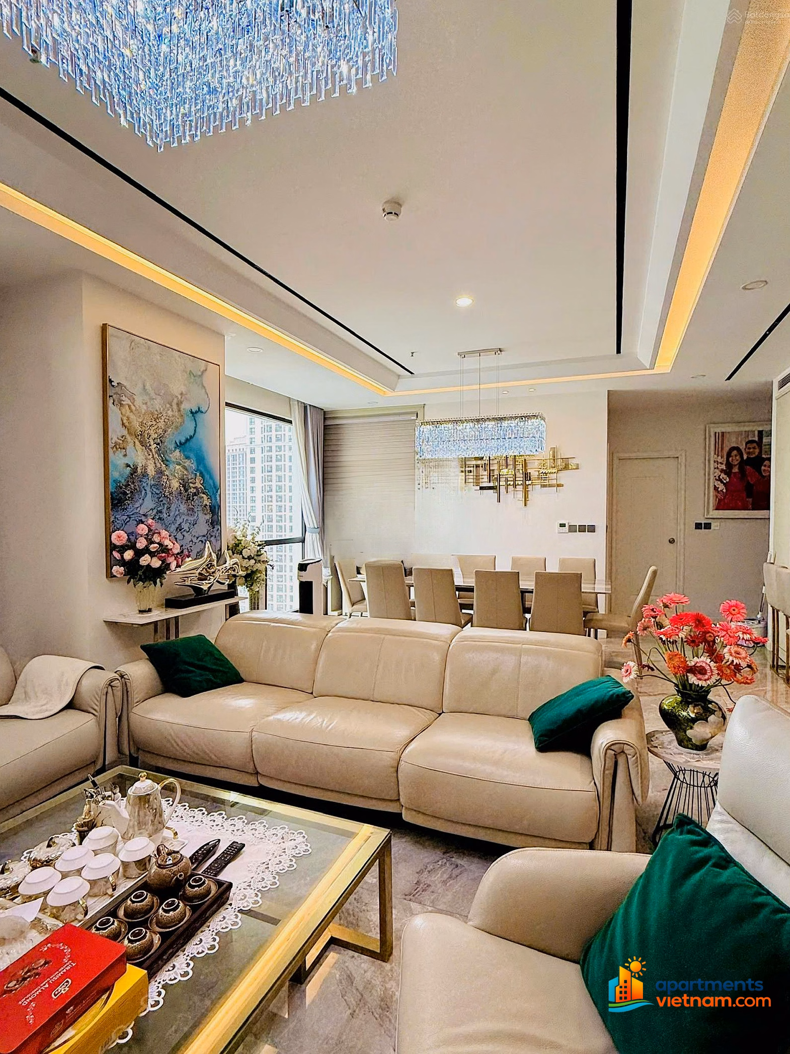 Fully furnished 3-bedroom apartment for rent 132m2 R5 Vinhomes Royal City price 24 million - Em Son Royal