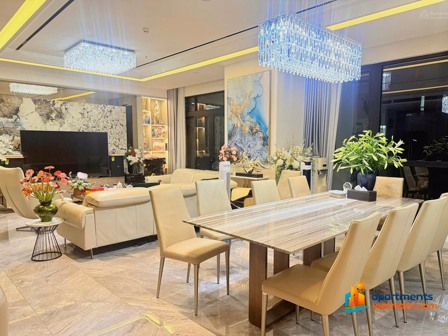 Fully furnished 3-bedroom apartment for rent 132m2 R5 Vinhomes Royal City price 24 million - Em Son Royal